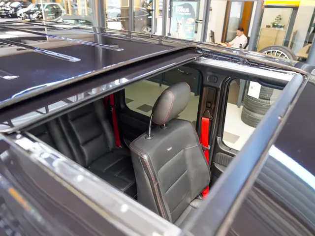 Mercedes-Benz G-Class view 9