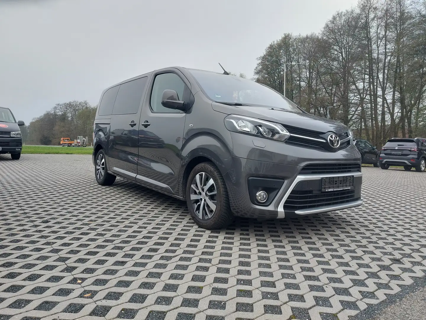 Toyota Proace Proace 2.0 L1 (8-Si.) Autm. Verso Shuttle Comfort Grau - 2