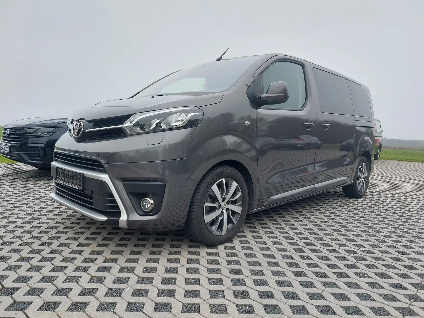 Toyota Proace Proace 2.0 L1 (8-Si.) Autm. Verso Shuttle Comfort Grau - 1