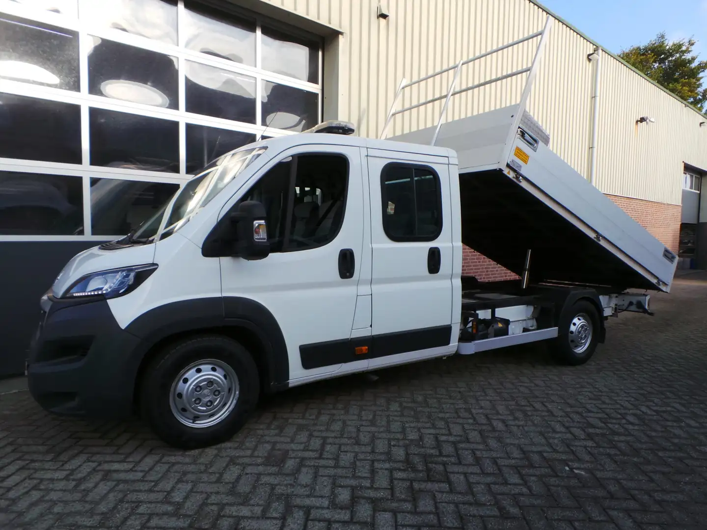 Peugeot Boxer 2.0 164pk EUR6 3000kg trekken BlueHDI L3 DC Kipper Wit - 2