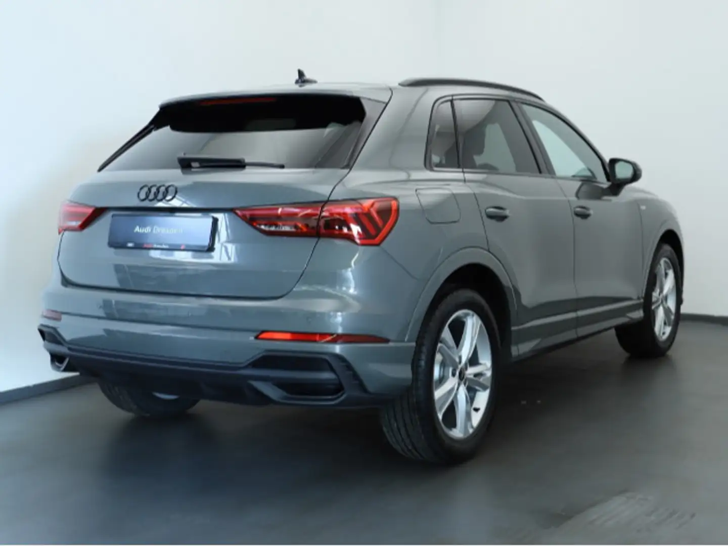 Audi Q3 35 TFSI S-Line Matrix AHZV Gris - 2