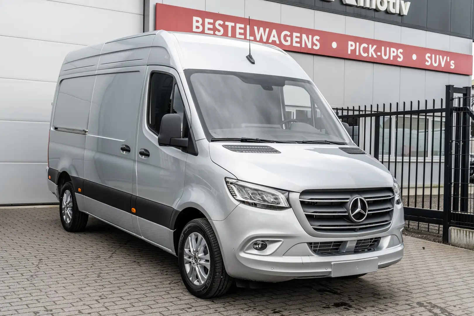 Mercedes-Benz Sprinter 319 L2H2 - Adaptive cc / Trekhaak 3.5T - 57.000ex Zilver - 1