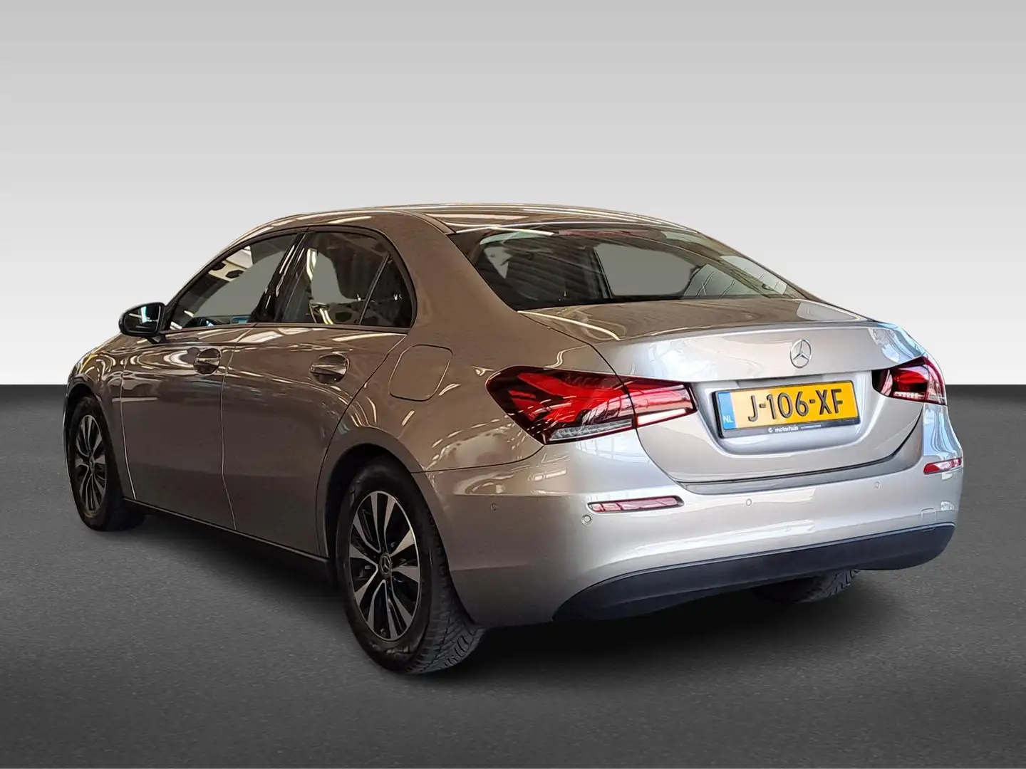 Mercedes-Benz A 180 Limousine A180 136PK AUTOMAAT BUSINESS SOLUTION NA Grijs - 2