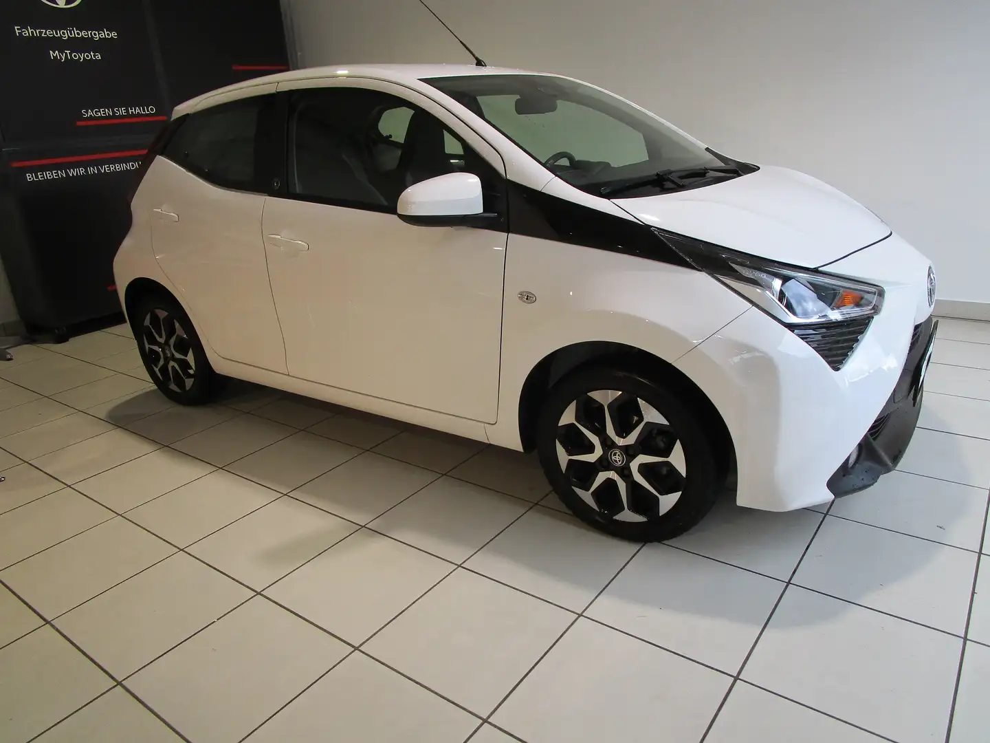 Toyota Aygo Aygo 5-Türer x-play Team Deutschland Weiß - 1