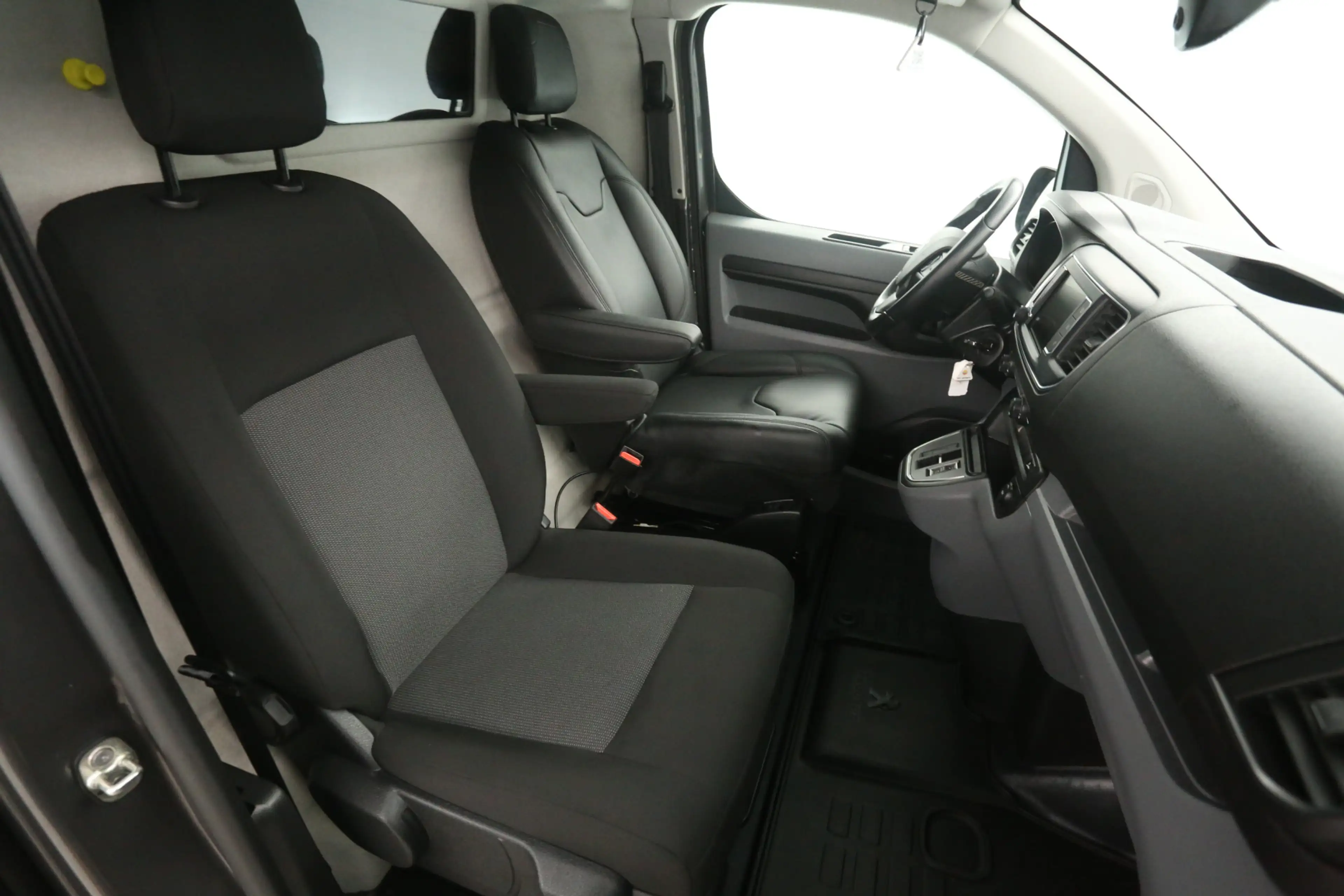 Peugeot e-Expert 75 kWh L2H1 | Snelladen | SOH 90% | Airco | Cruise — photo 12