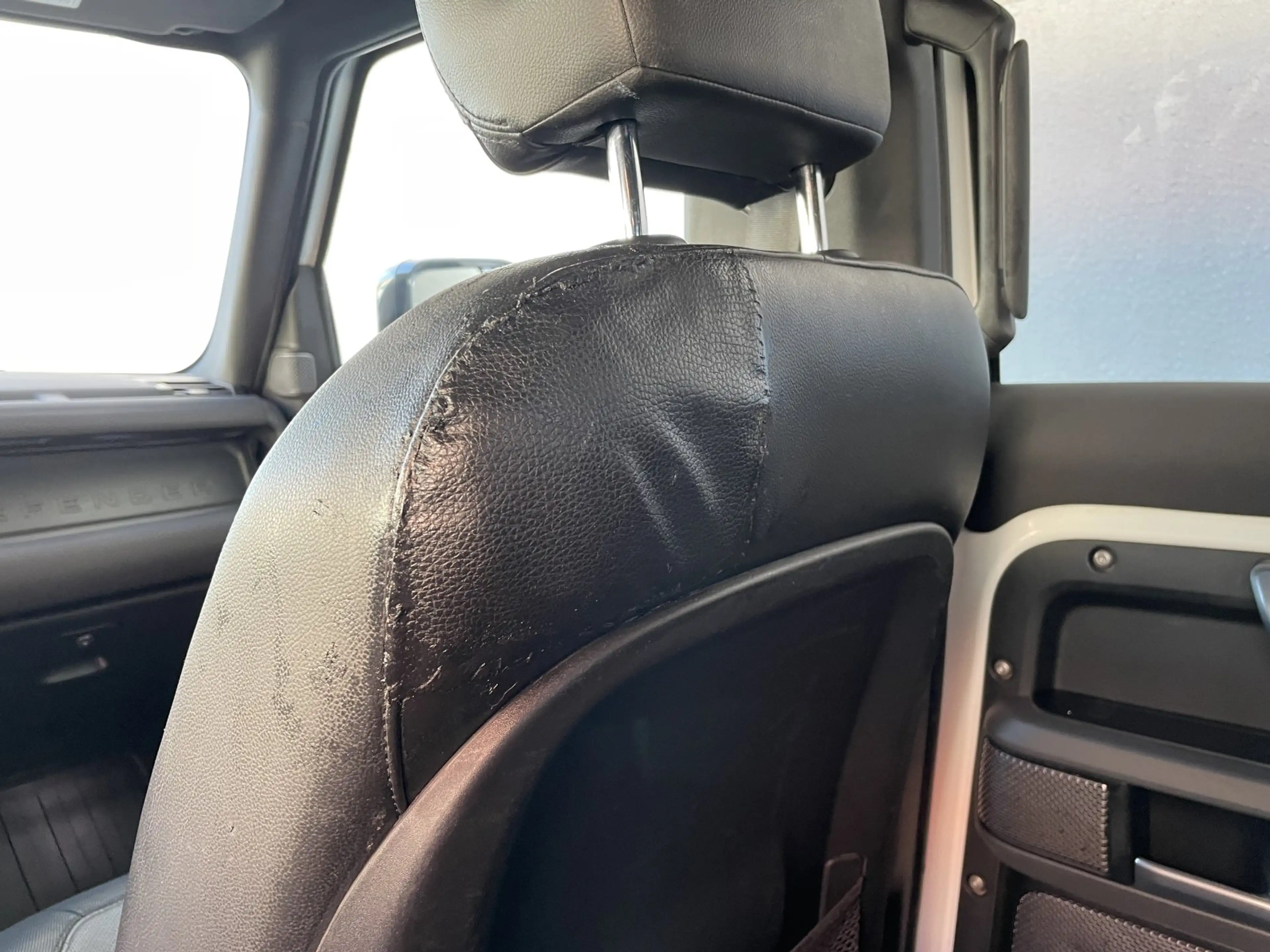 Land Rover Defender 110 D250 3.0 Mild-Hybrid X-Dynamic SE — photo 13