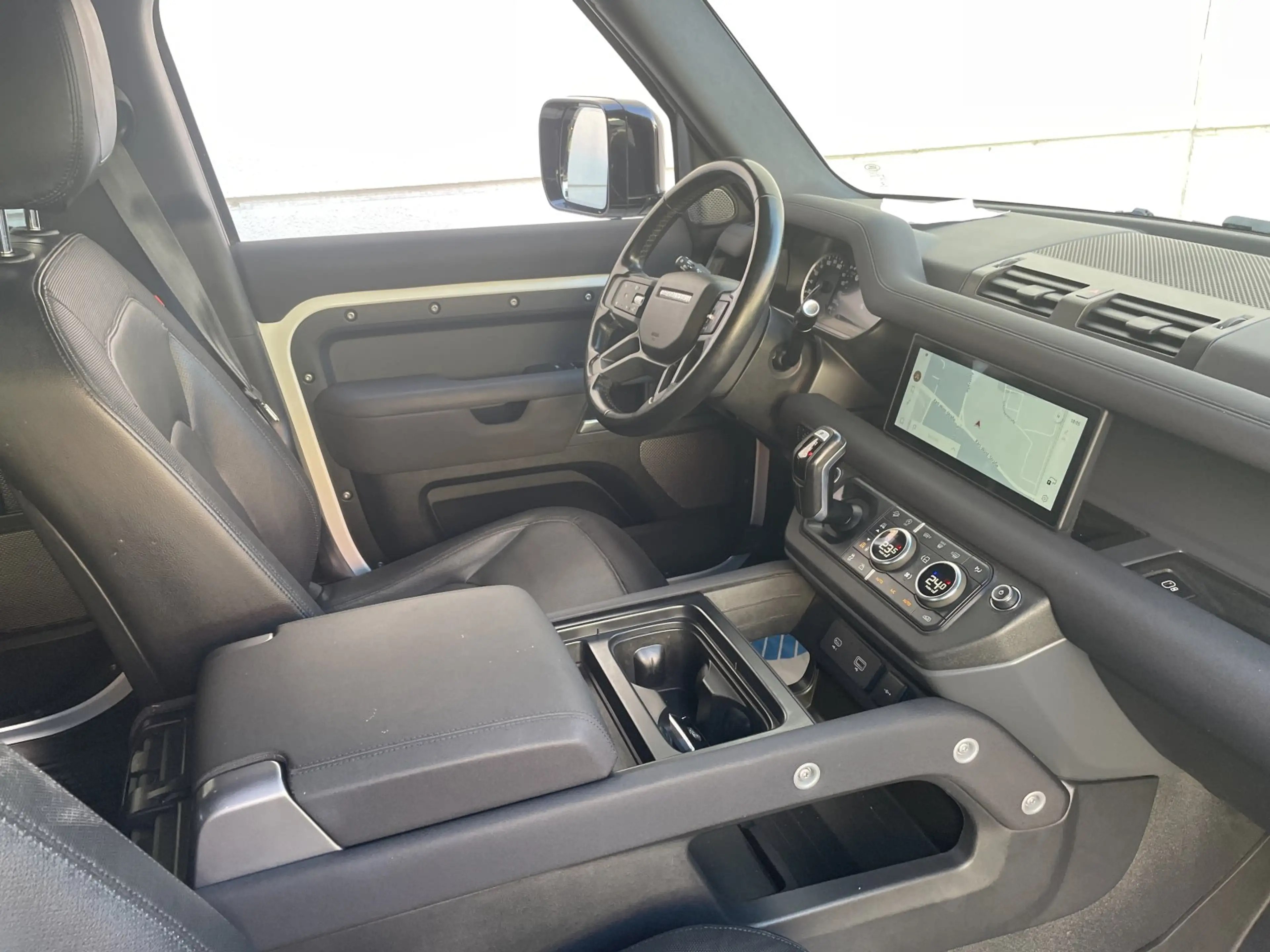 Land Rover Defender 110 D250 3.0 Mild-Hybrid X-Dynamic SE — photo 14