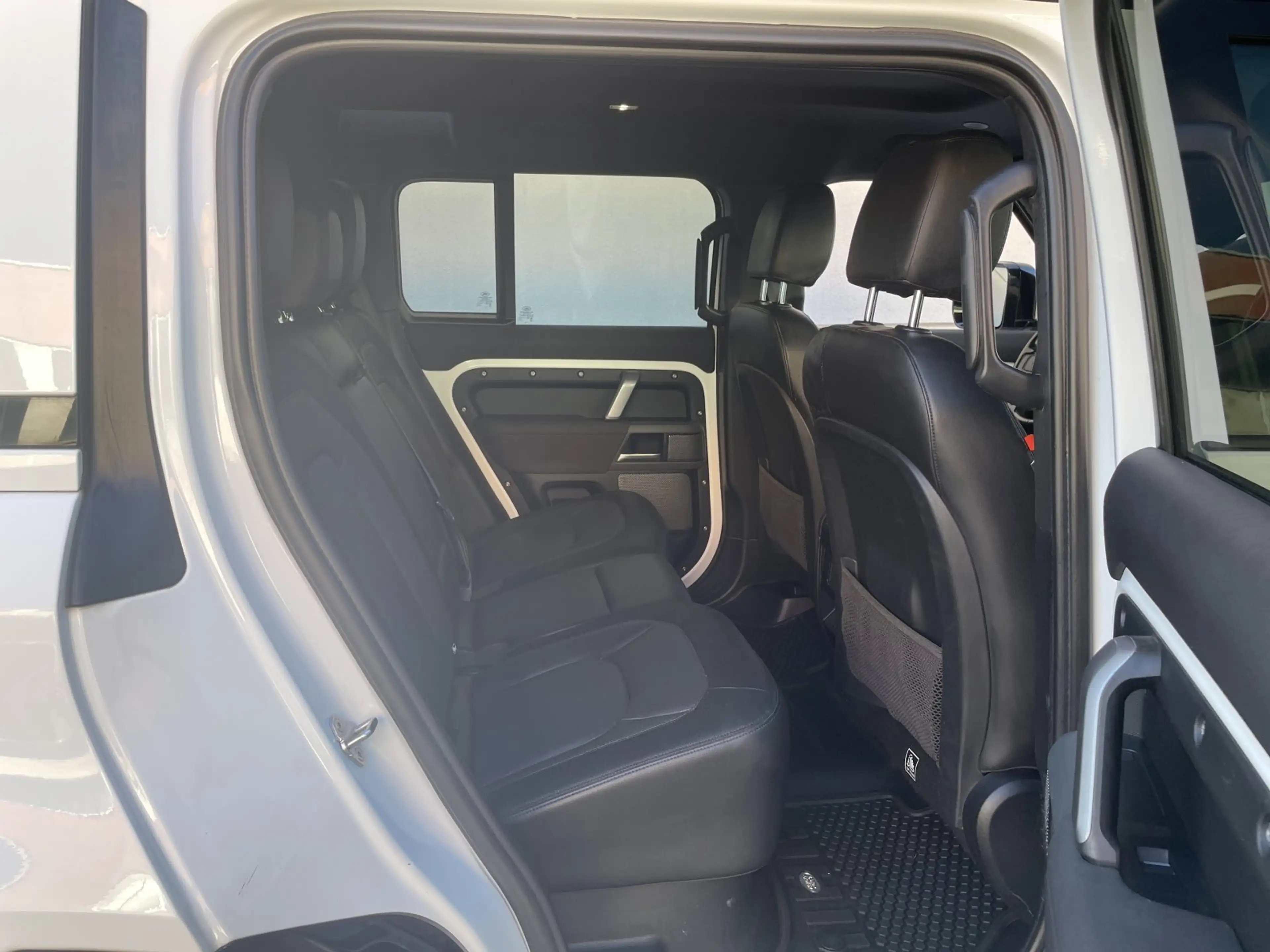 Land Rover Defender 110 D250 3.0 Mild-Hybrid X-Dynamic SE — photo 15