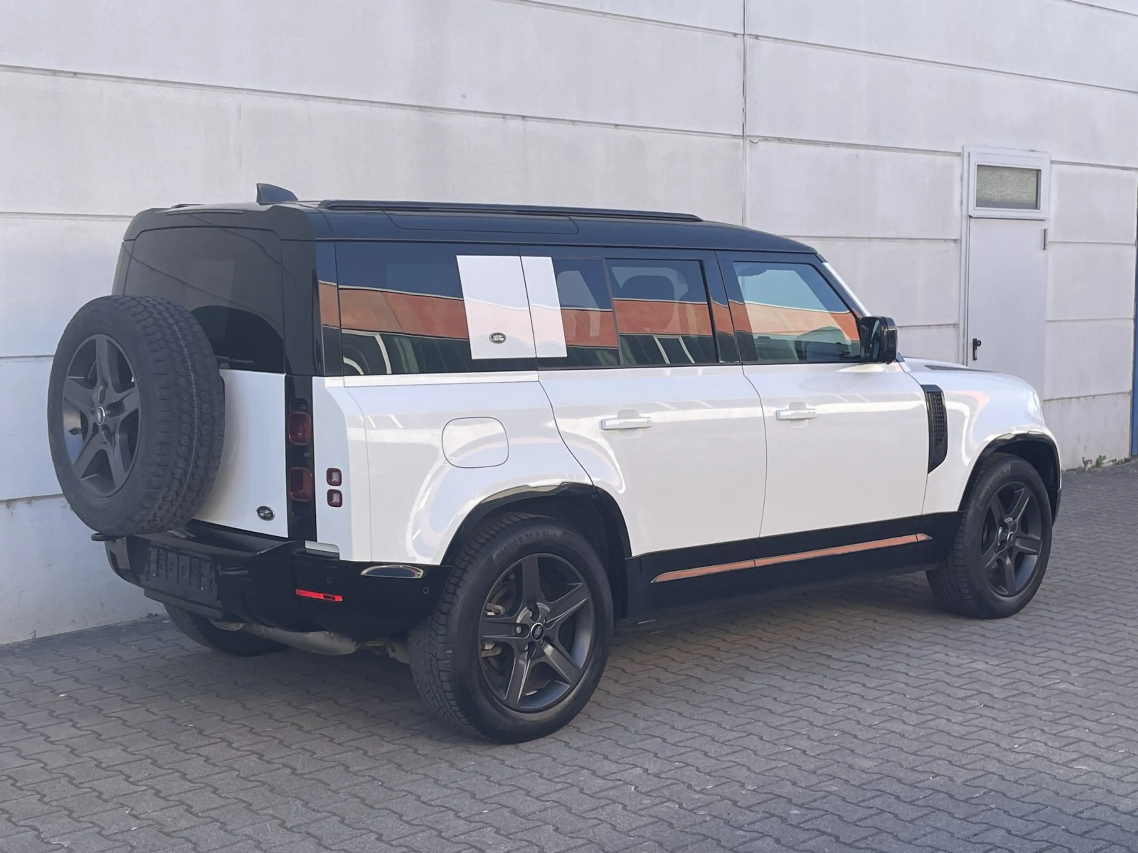 Land Rover Defender 110 D250 3.0 Mild-Hybrid X-Dynamic SE — photo 3