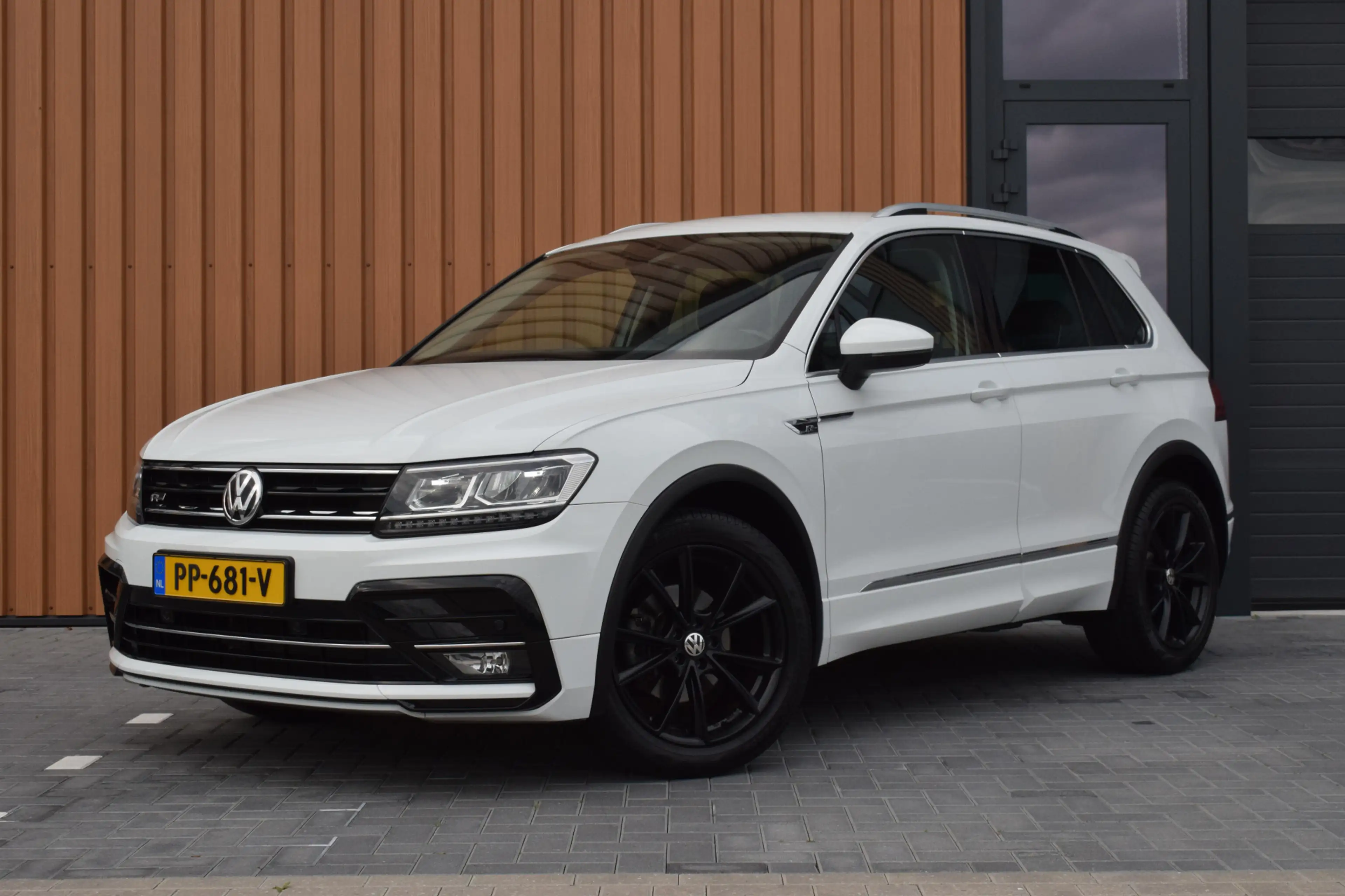Volkswagen Tiguan 1.4 TSI 150pk DSG R-line | Virtual | LED | Trekhaa