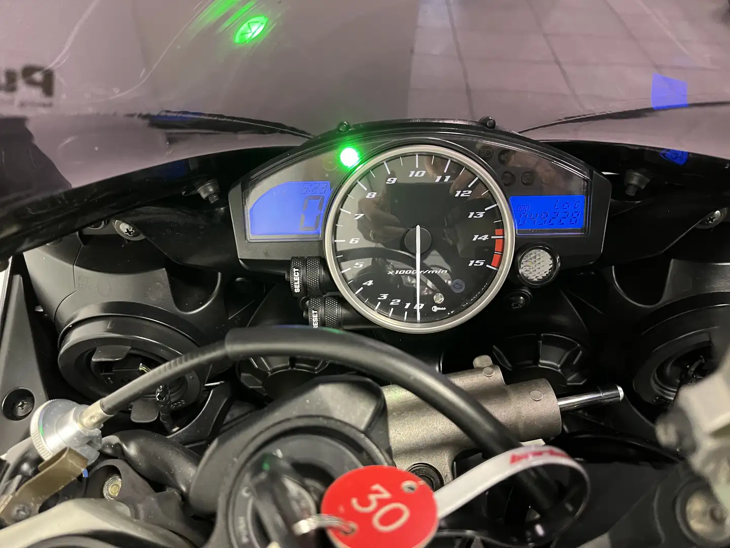 Yamaha YZF-R1 Stříbrná - 2