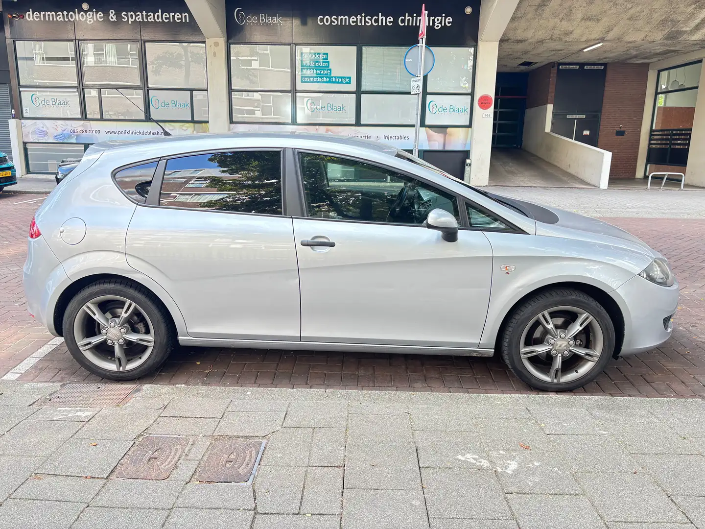 SEAT Leon Leon 1.6 Reference Srebrny - 1