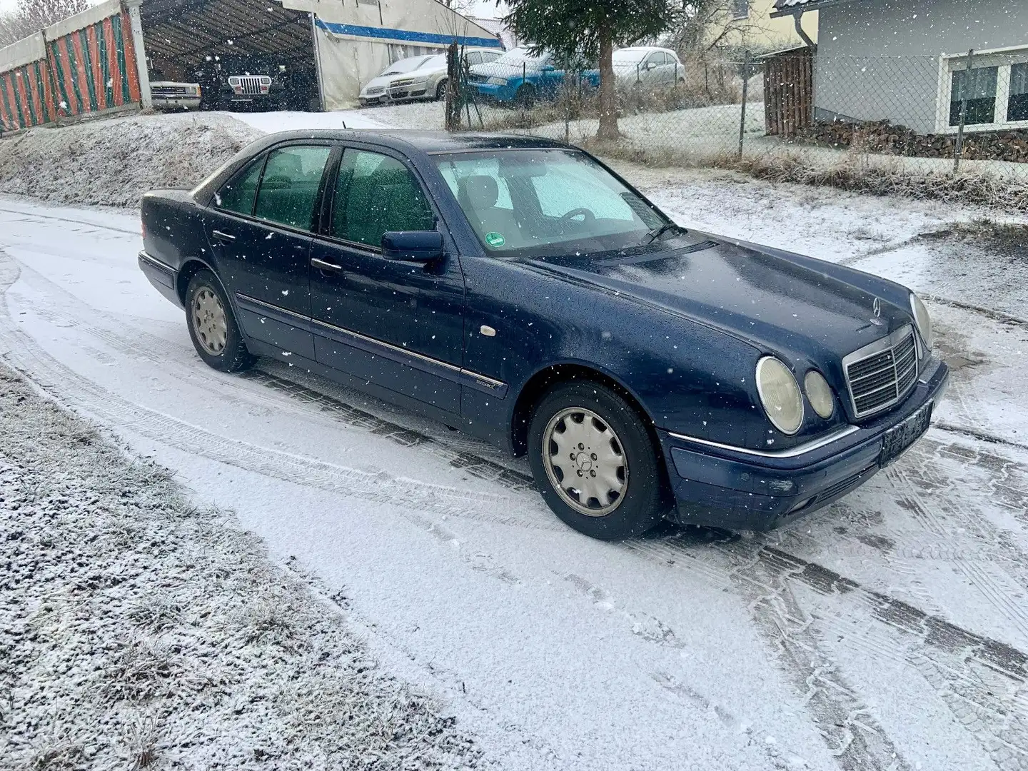 Mercedes-Benz E 240 V 6 Aut./TÜV 10/26 Blau - 1