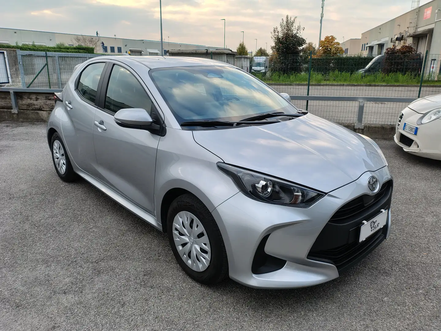 Toyota Yaris Yaris 1.5h Active BUSINESS PACK Argento - 1