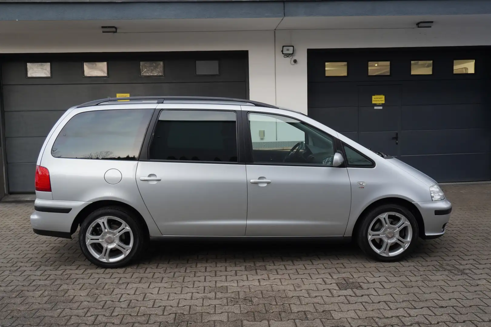SEAT Alhambra 2.0 TDI Sport KLIMA+NAVI+XENON+AHK+ALU+7Sitze+6Gan Grau - 2