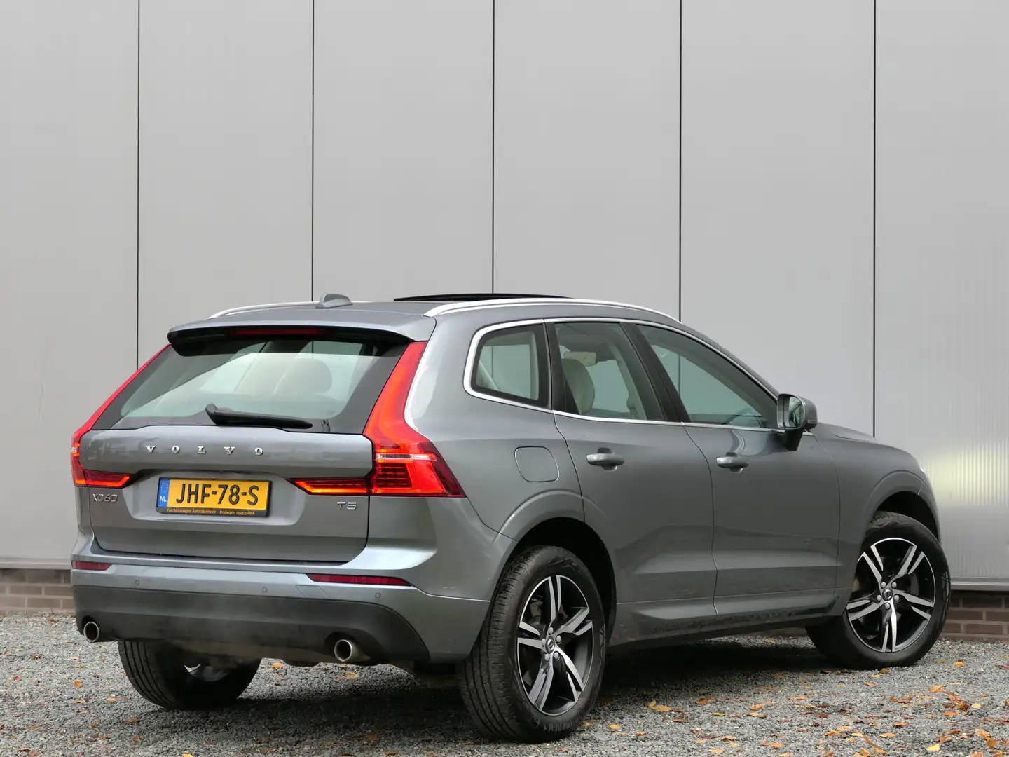 Volvo XC60 T5 Momentum 12 MND garantie / Panoramadak / Bowers Grijs - 2