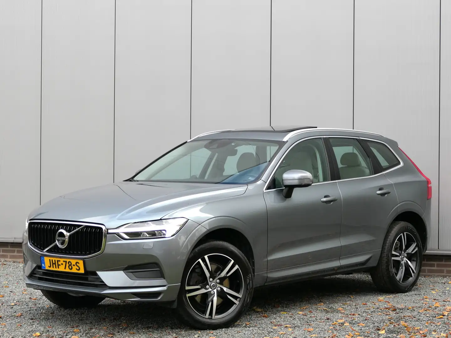 Volvo XC60 T5 Momentum 12 MND garantie / Panoramadak / Bowers Grijs - 1