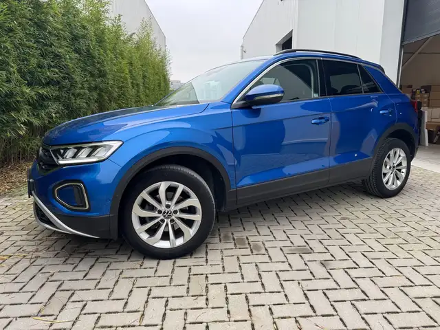 Volkswagen T-Roc view 4