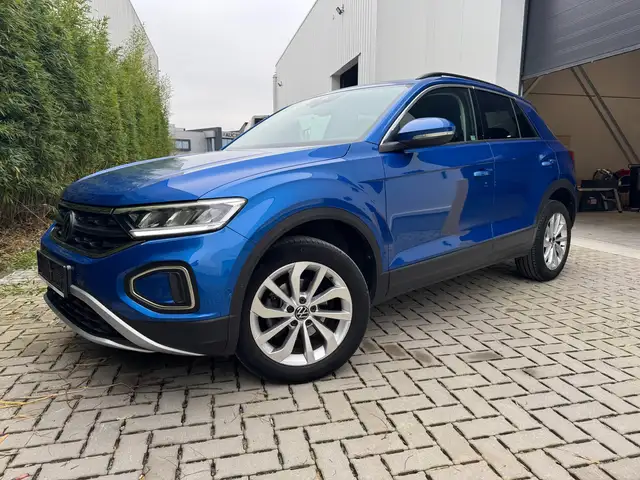 Volkswagen T-Roc view 3
