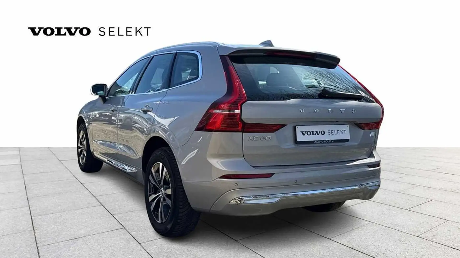 Volvo XC60 Recharge Core, T6 AWD Plug-in hybrid Argent - 2
