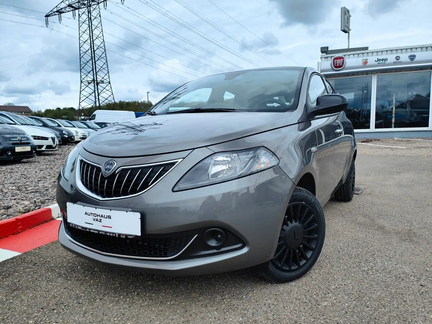 Lancia Ypsilon 1.0 Hybrid Silver, Klima, PDC, Bluetooth Grau - 1