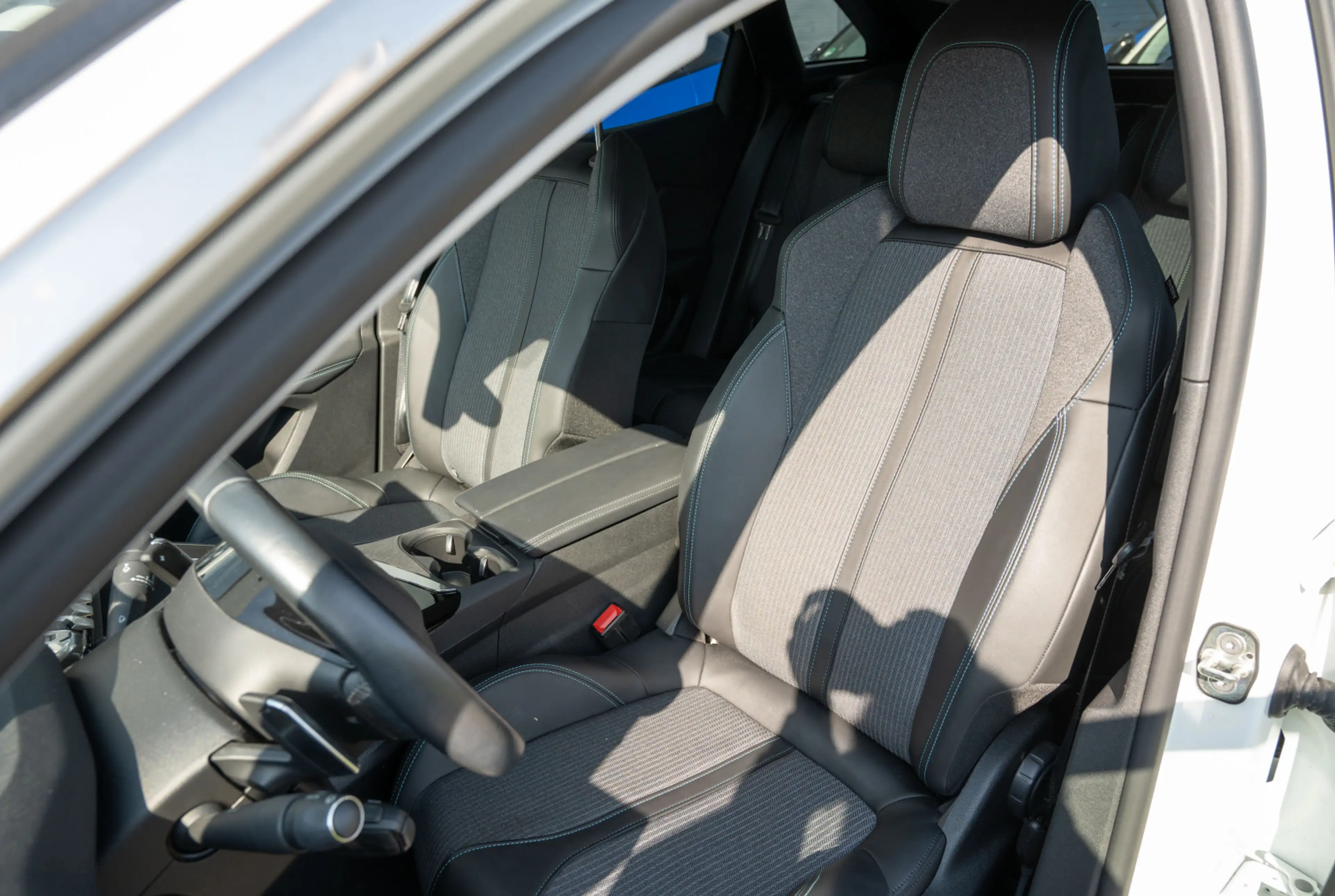Peugeot 3008 Allure Plug-In-Hybrid 225 *NAVI*KEYLESS*PDC* *INVENTUR-SALE* — photo 6