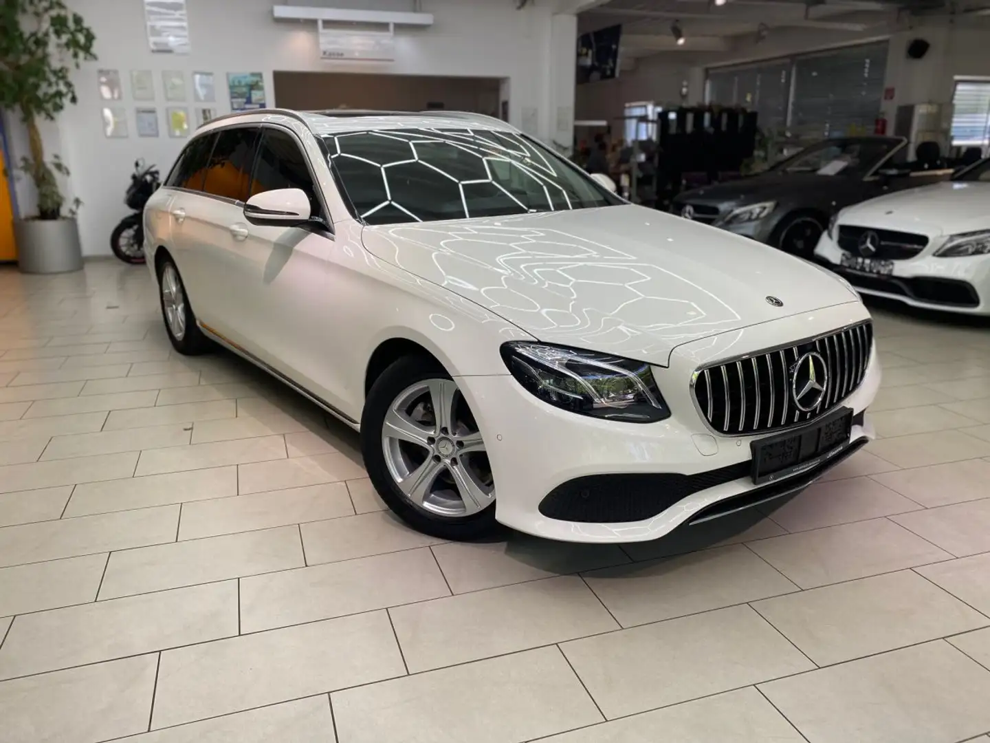 Mercedes-Benz E 220 T d Avantgarde Automatik Navi RueFaKa AHK SHZ PDC Weiß - 1