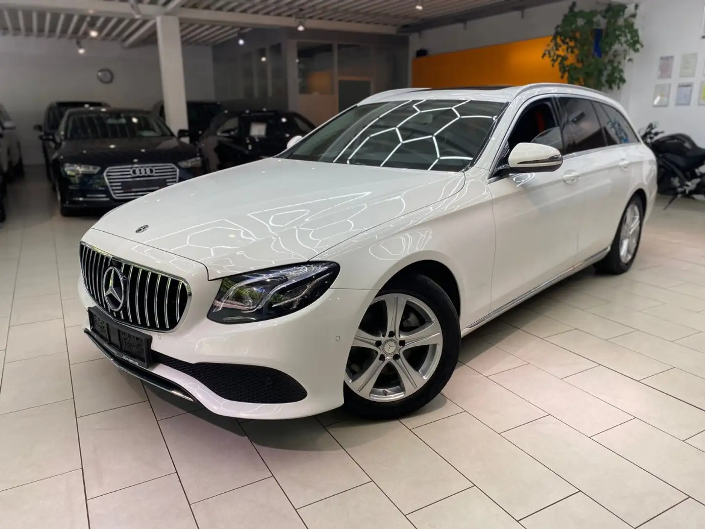 Mercedes-Benz E 220 T d Avantgarde Automatik Navi RueFaKa AHK SHZ PDC Weiß - 2