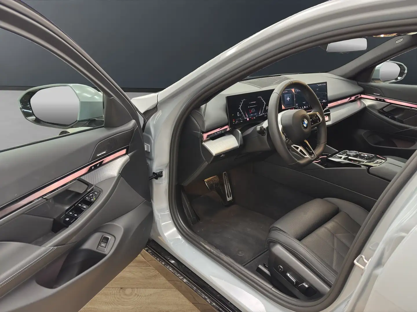 BMW 520 d Touring [M Sport, AHK, ACC, RFK, h&k Sound] Grau - 2