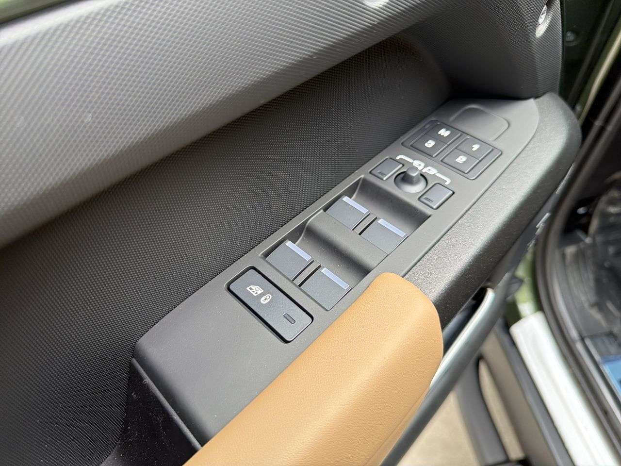 2026 Land Rover Defender 110 P400 X thumb 10
