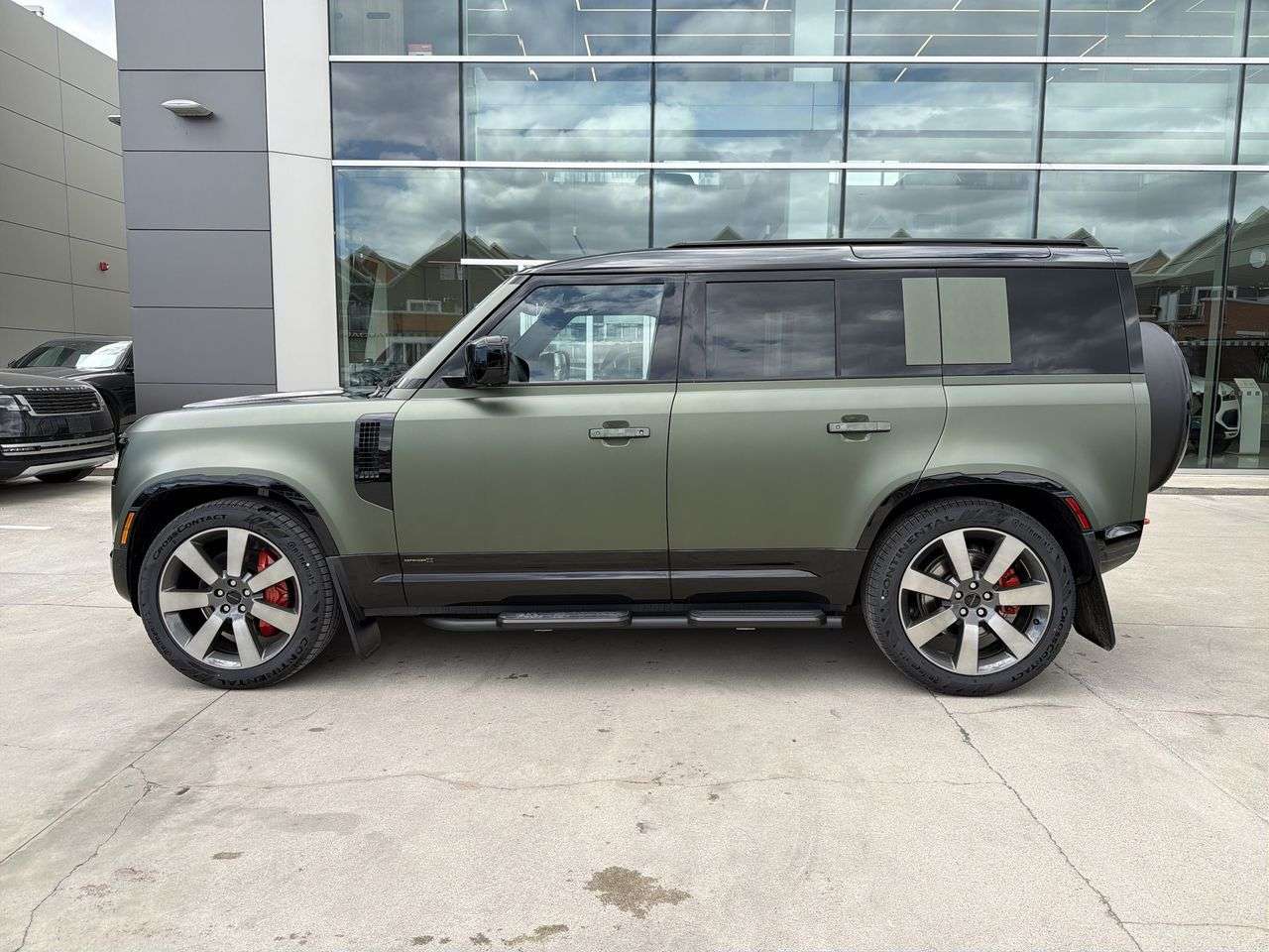 2026 Land Rover Defender 110 P400 X alt 5
