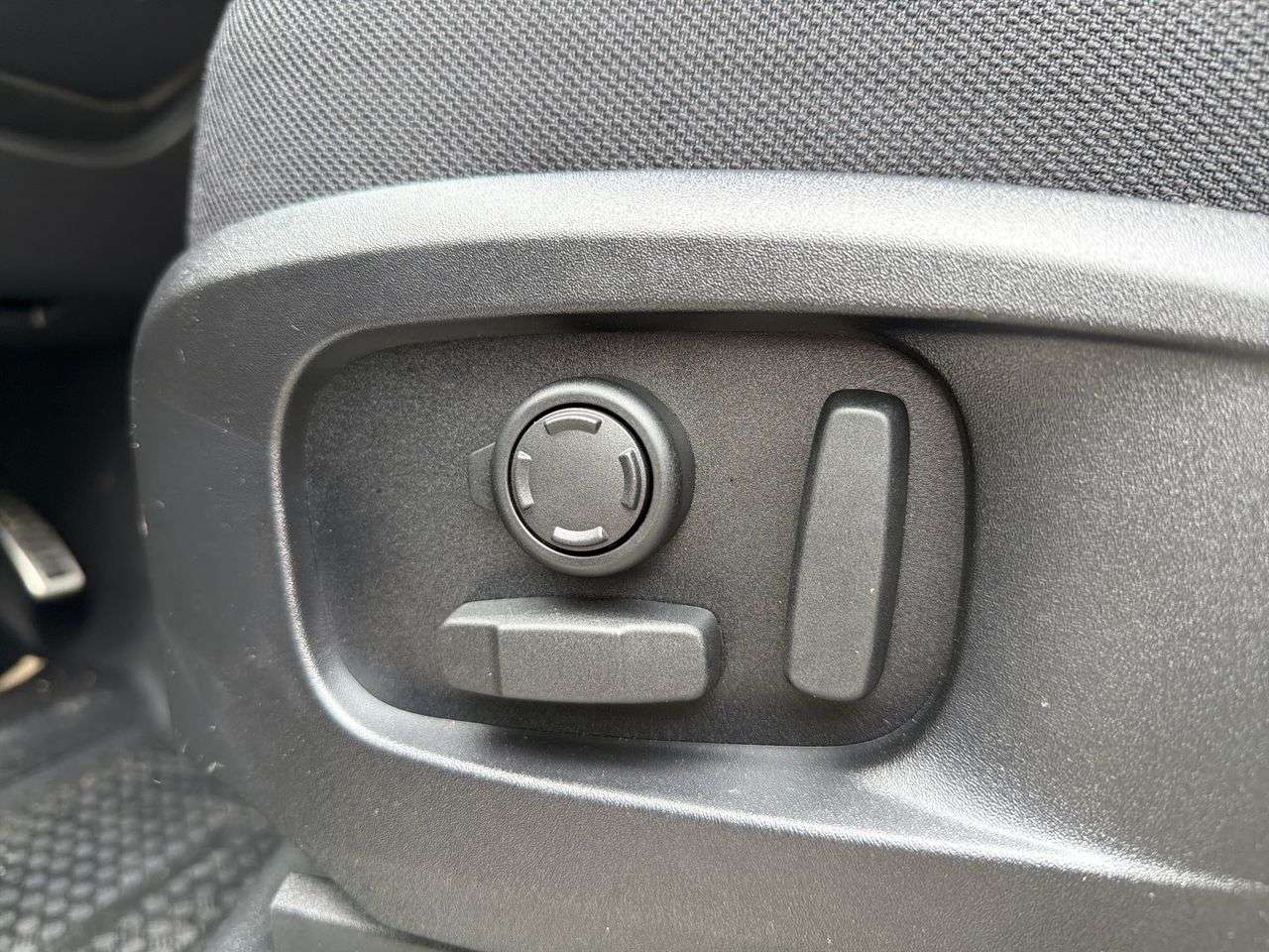 2026 Land Rover Defender 110 P400 X thumb 9