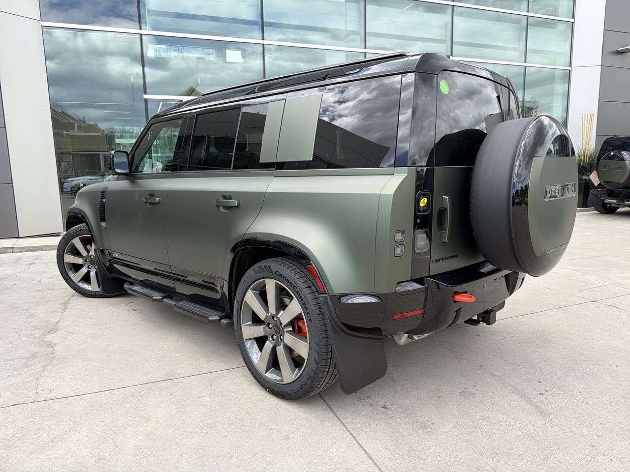 2026 Land Rover Defender 110 P400 X thumb 6