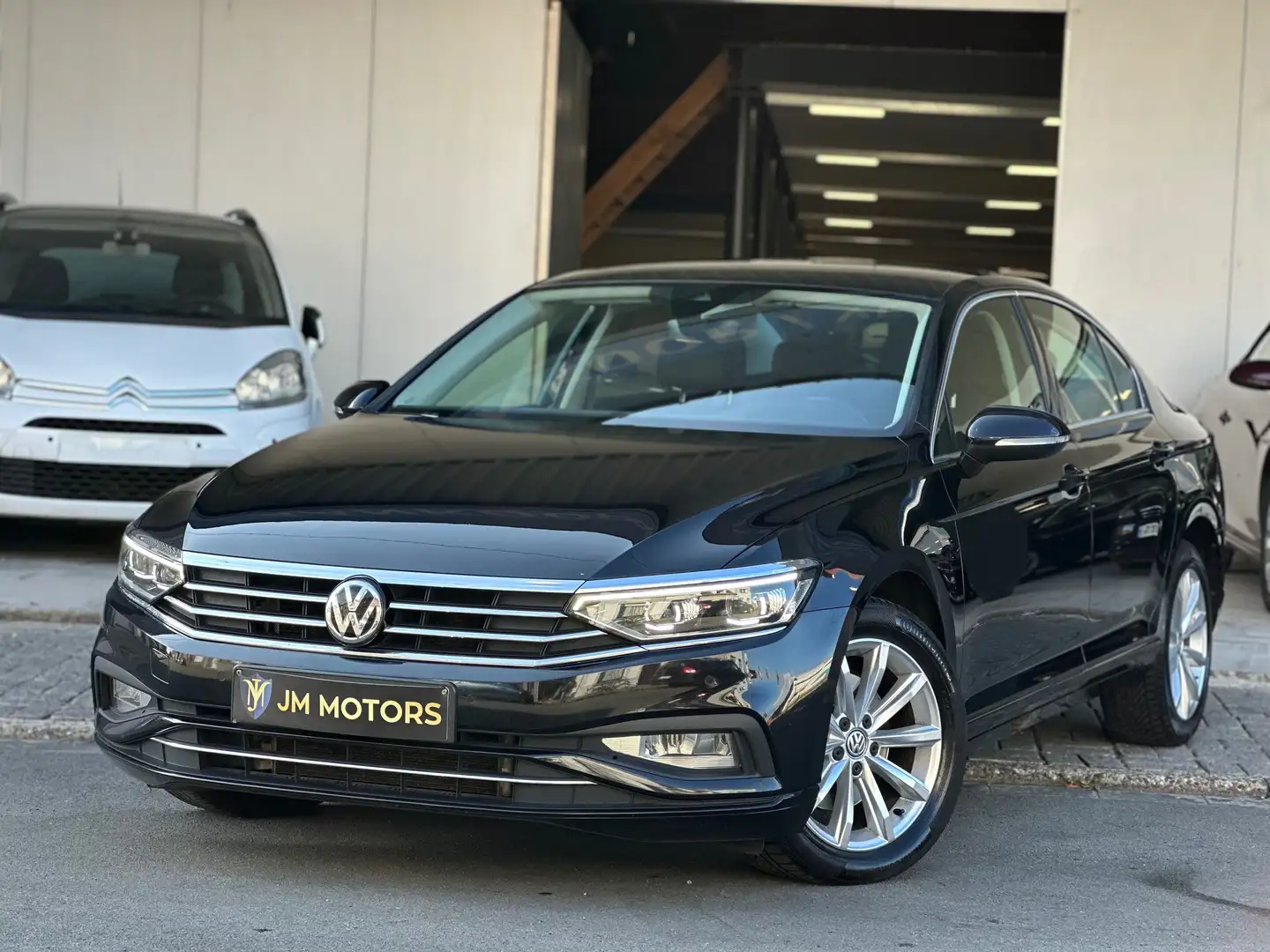 Volkswagen Passat 1.6 TDI DSG Comfortline - Keyless - Camera Zwart - 1