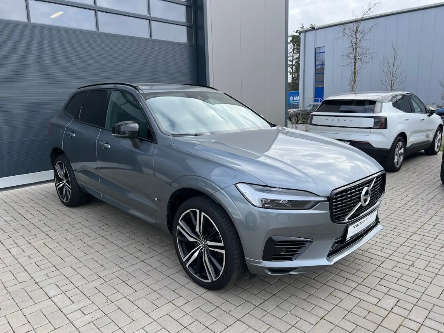 Volvo XC60 R-Design Recharge AWD T6 HUD StandHZG AHK AHK-klap Grau - 2