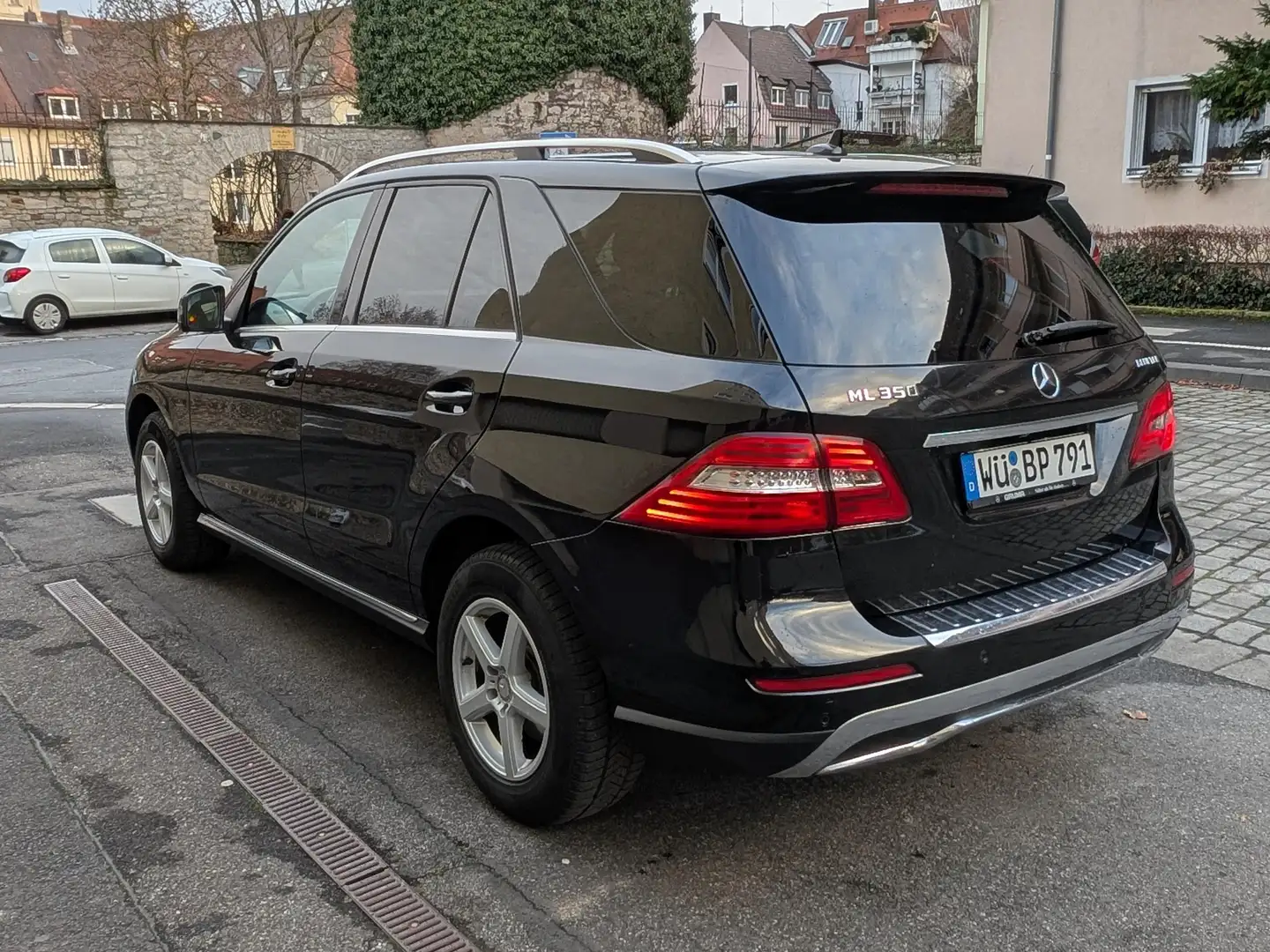 Mercedes-Benz ML 350 Vollausstattung + Airmatic + el. AHK + Alarm Black - 2