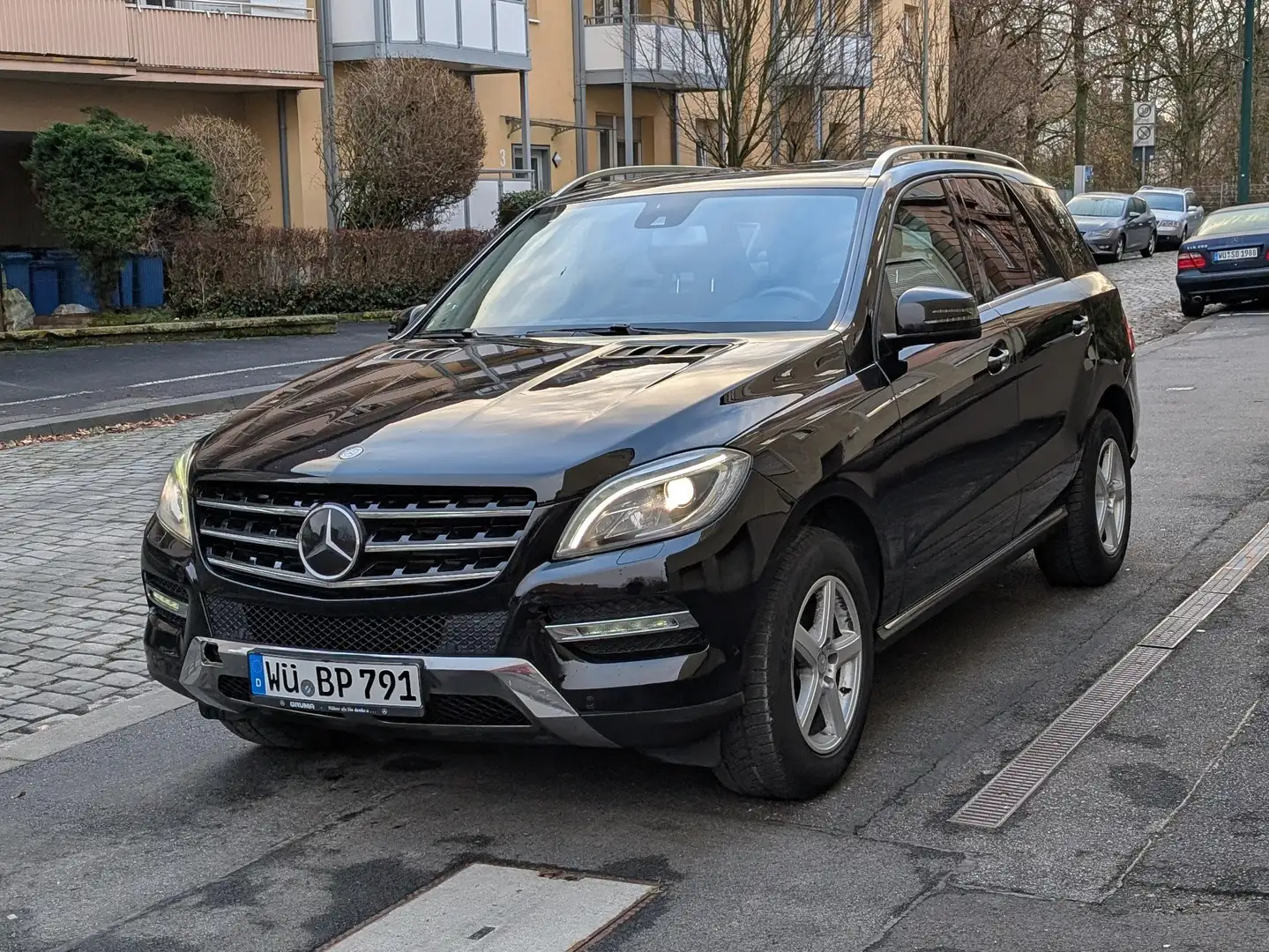 Mercedes-Benz ML 350 Vollausstattung + Airmatic + el. AHK + Alarm Black - 1