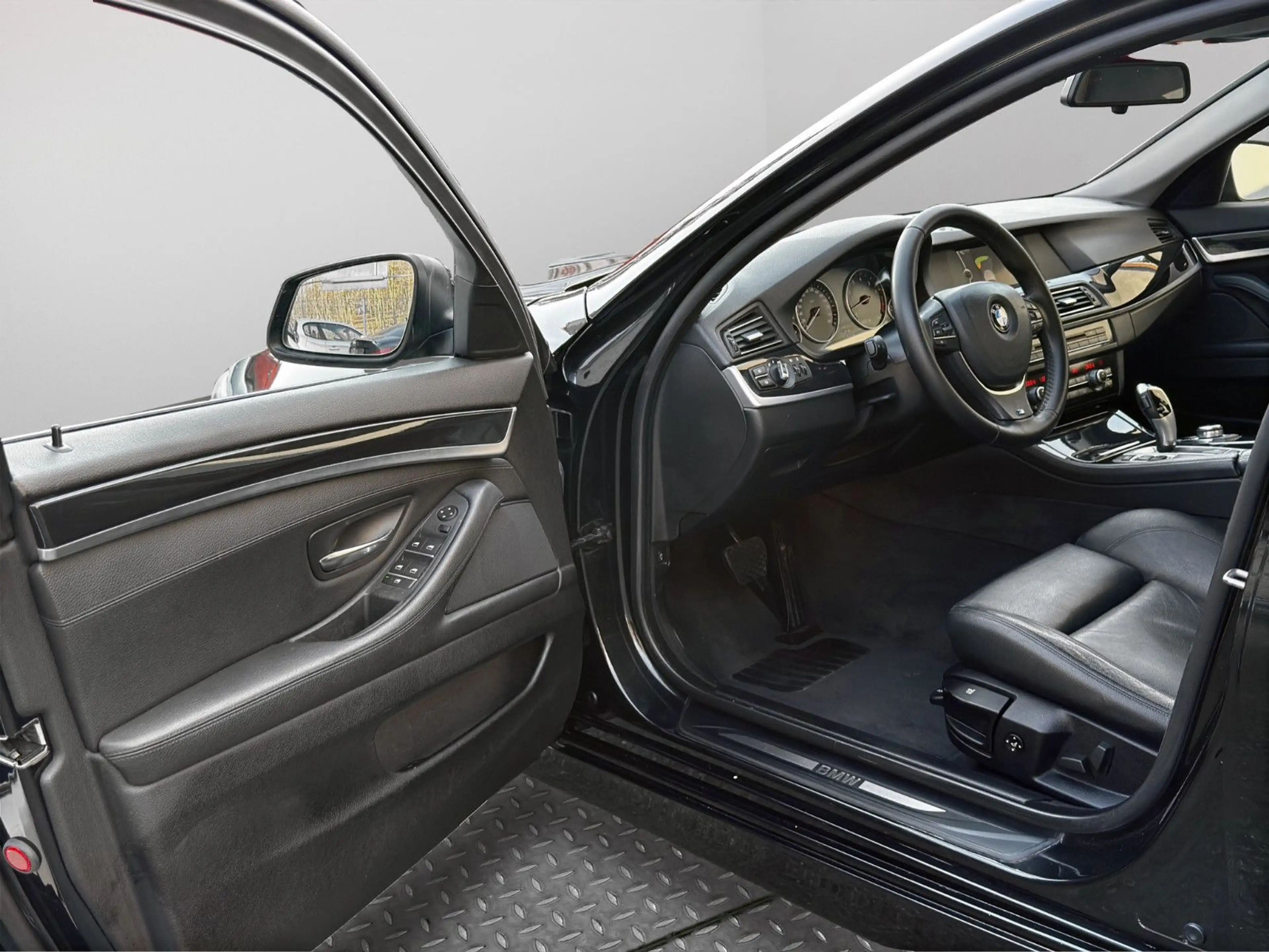 BMW 535 i XD SPORT*Aut.*Leder*Navi*Klimaaut.*AHK*PDC* — photo 12
