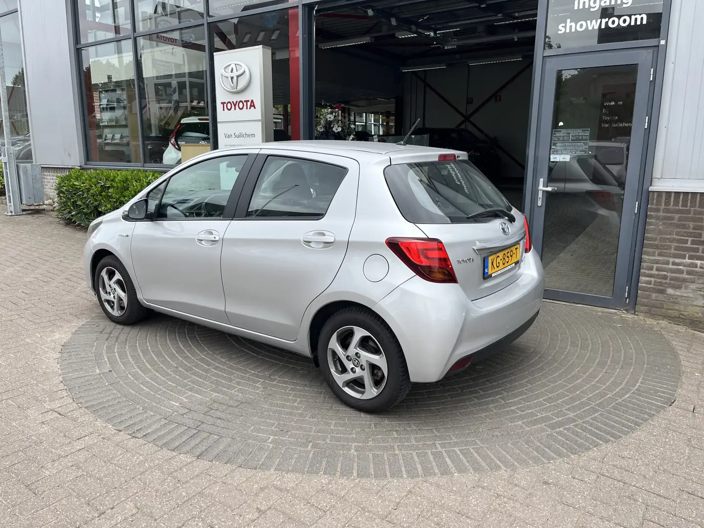 Toyota Yaris 1.5 Hybrid Trend Grijs - 2