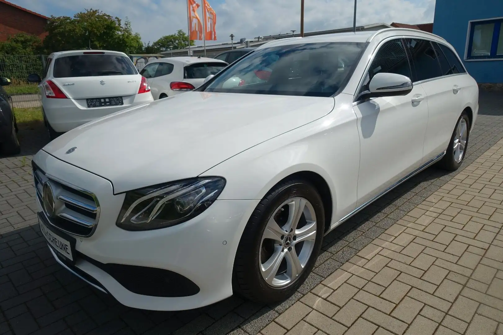 Mercedes-Benz E 200 T-Modell*AUTOMATIK*LED*AHK*ASSISTENT*StHz* Weiß - 1