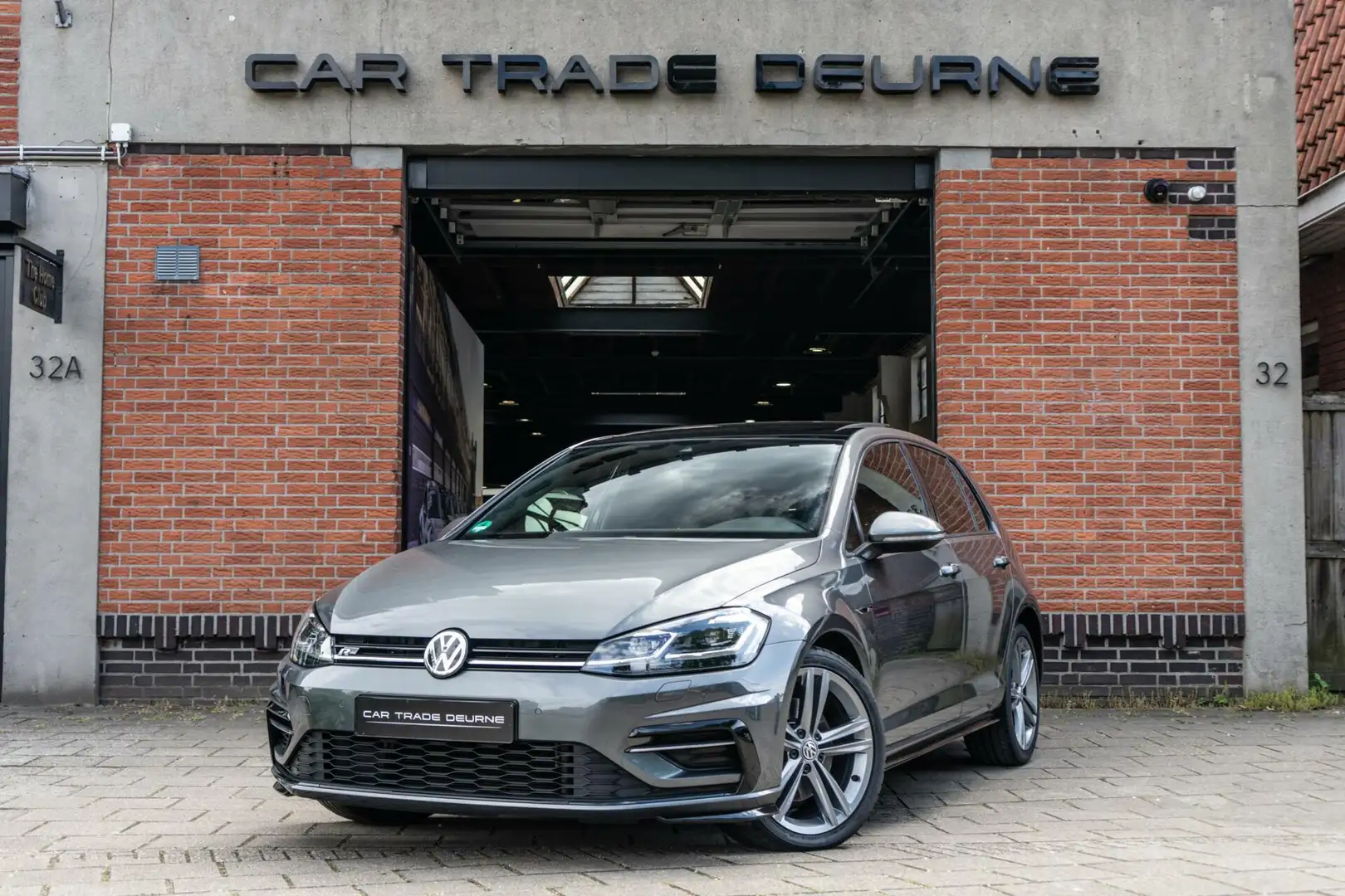 Volkswagen Golf 1.5 TSI R-Line Pano / Camera / ACC Grau - 1