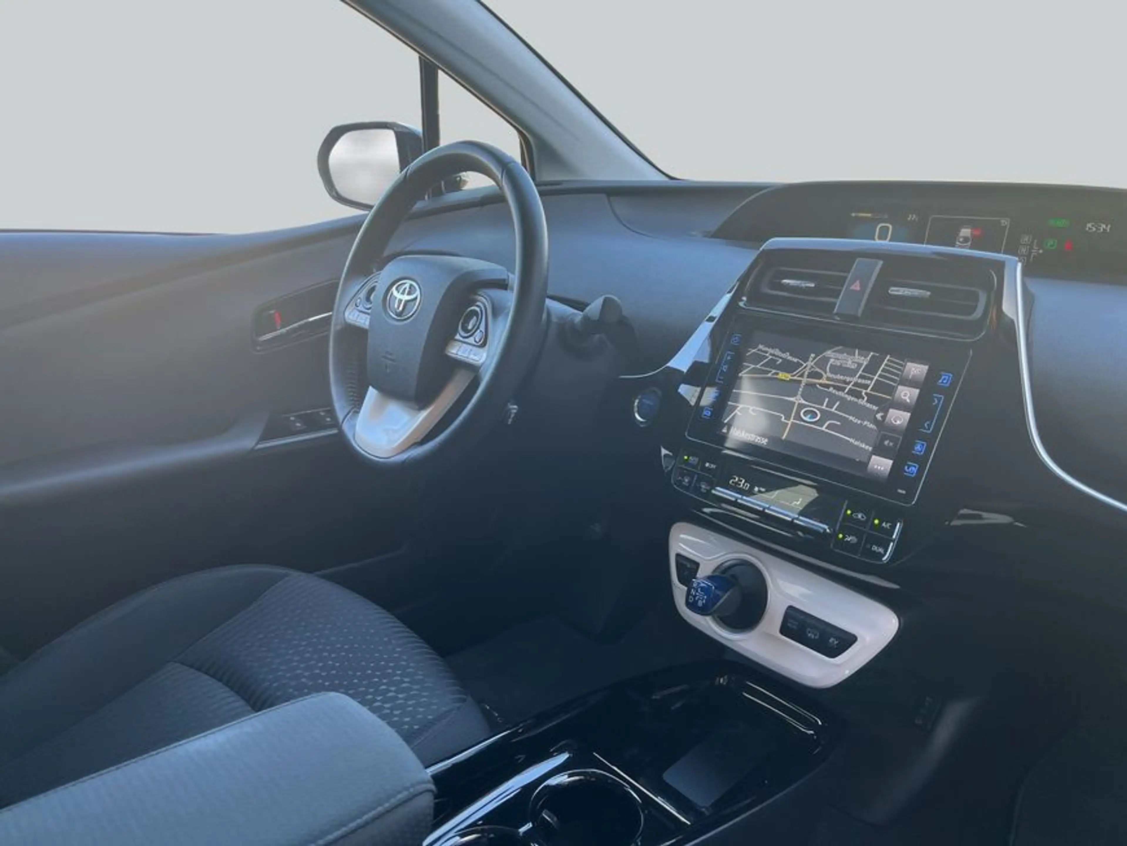 Toyota Prius Plug-in Hybrid Comfort — photo 17