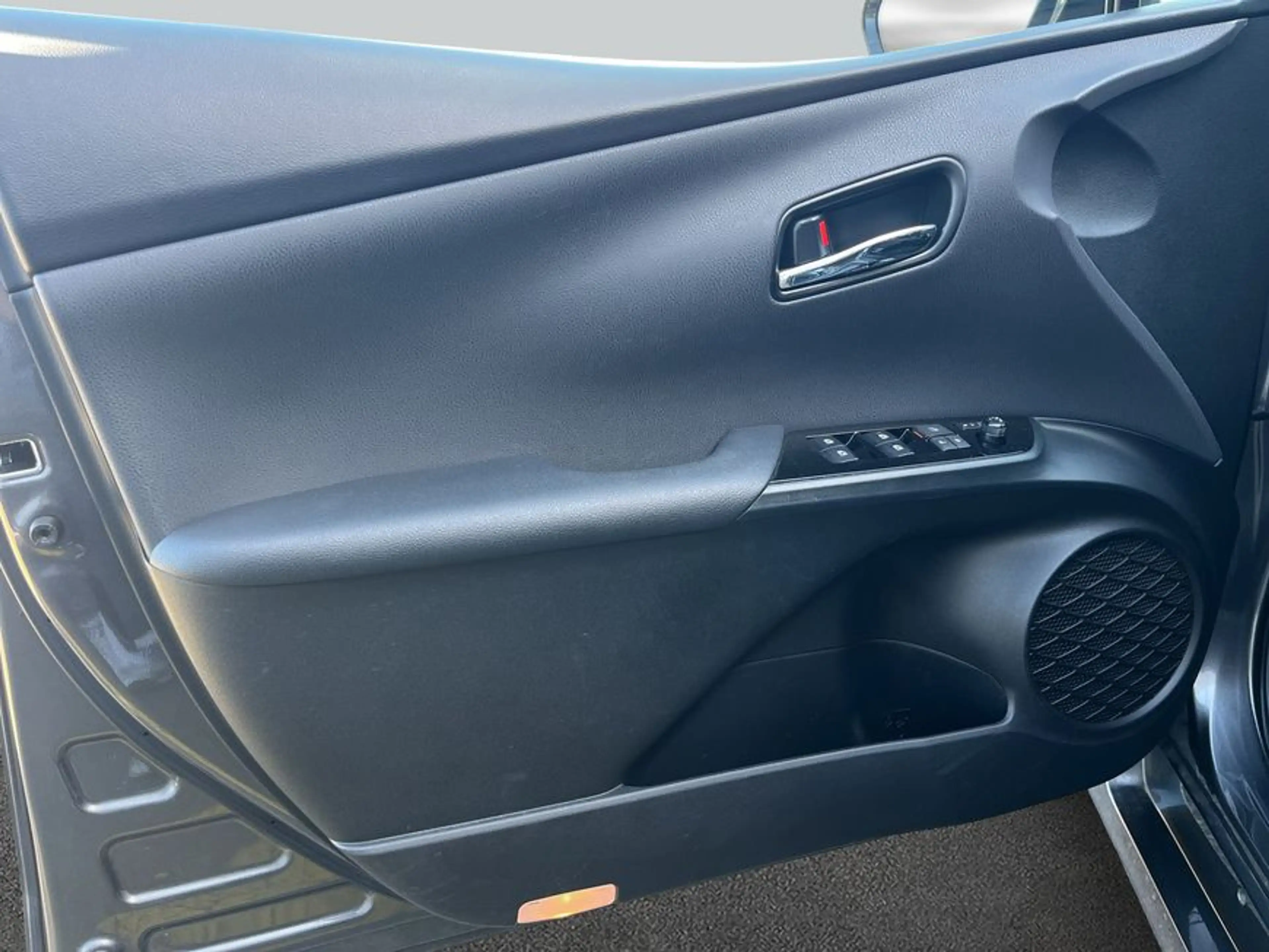 Toyota Prius Plug-in Hybrid Comfort — photo 21