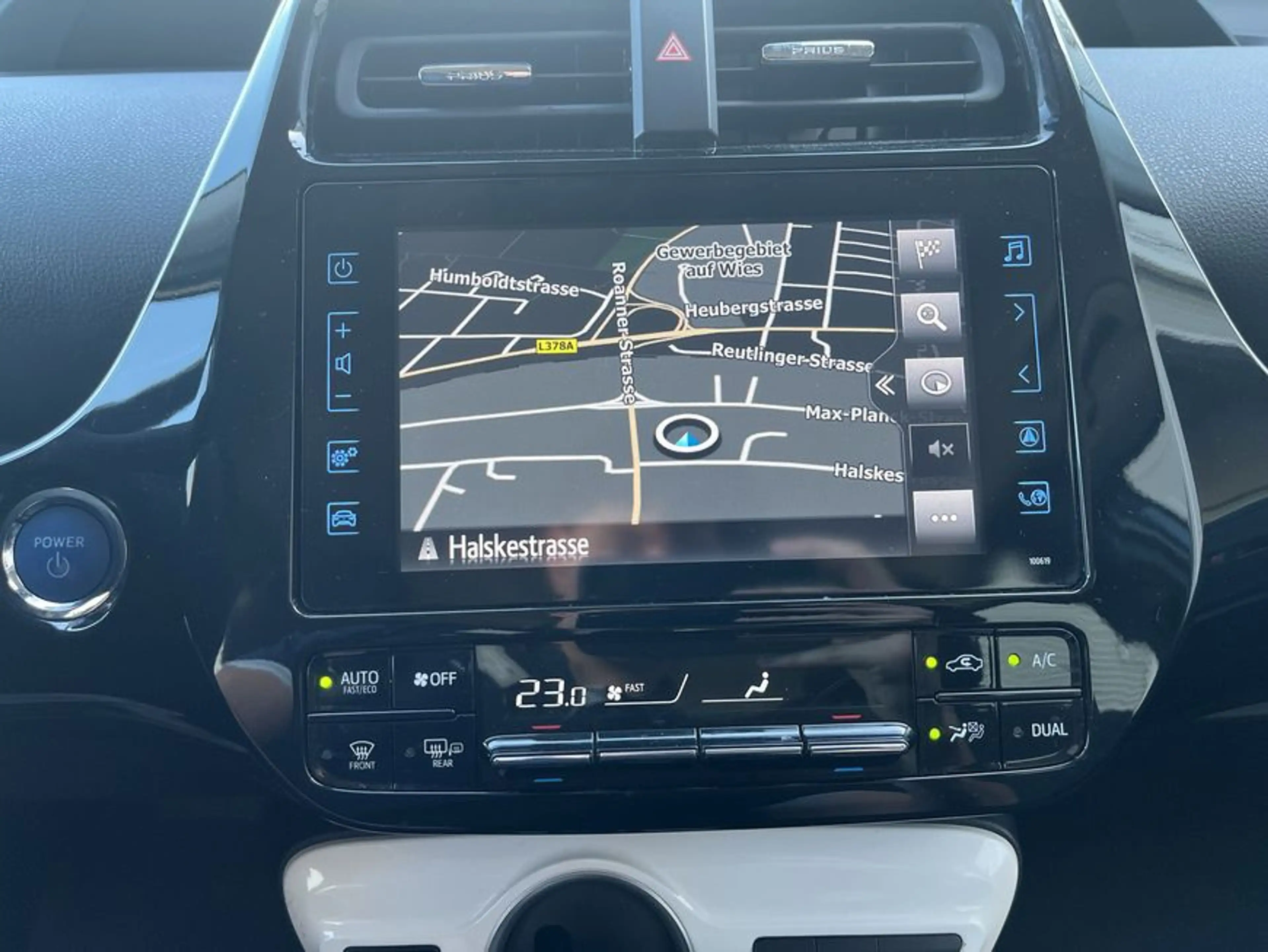 Toyota Prius Plug-in Hybrid Comfort — photo 20