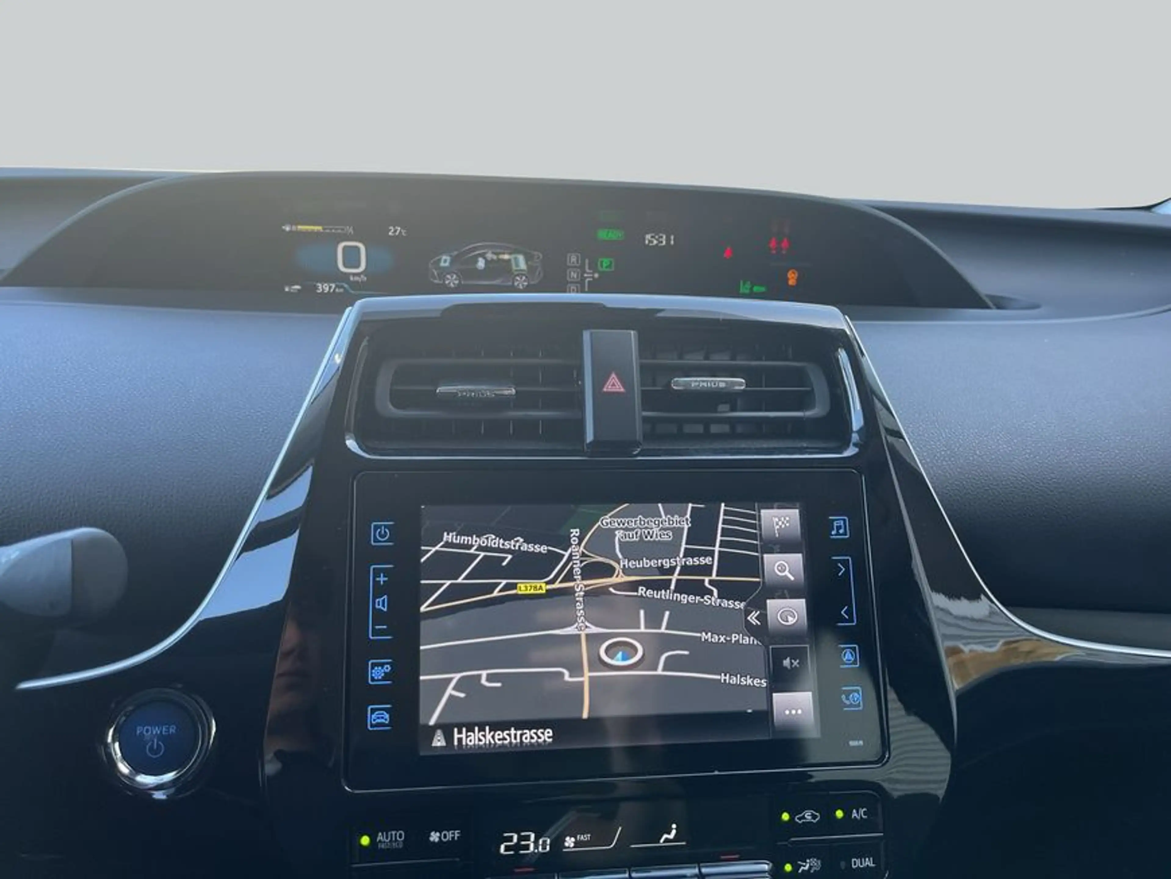 Toyota Prius Plug-in Hybrid Comfort — photo 16