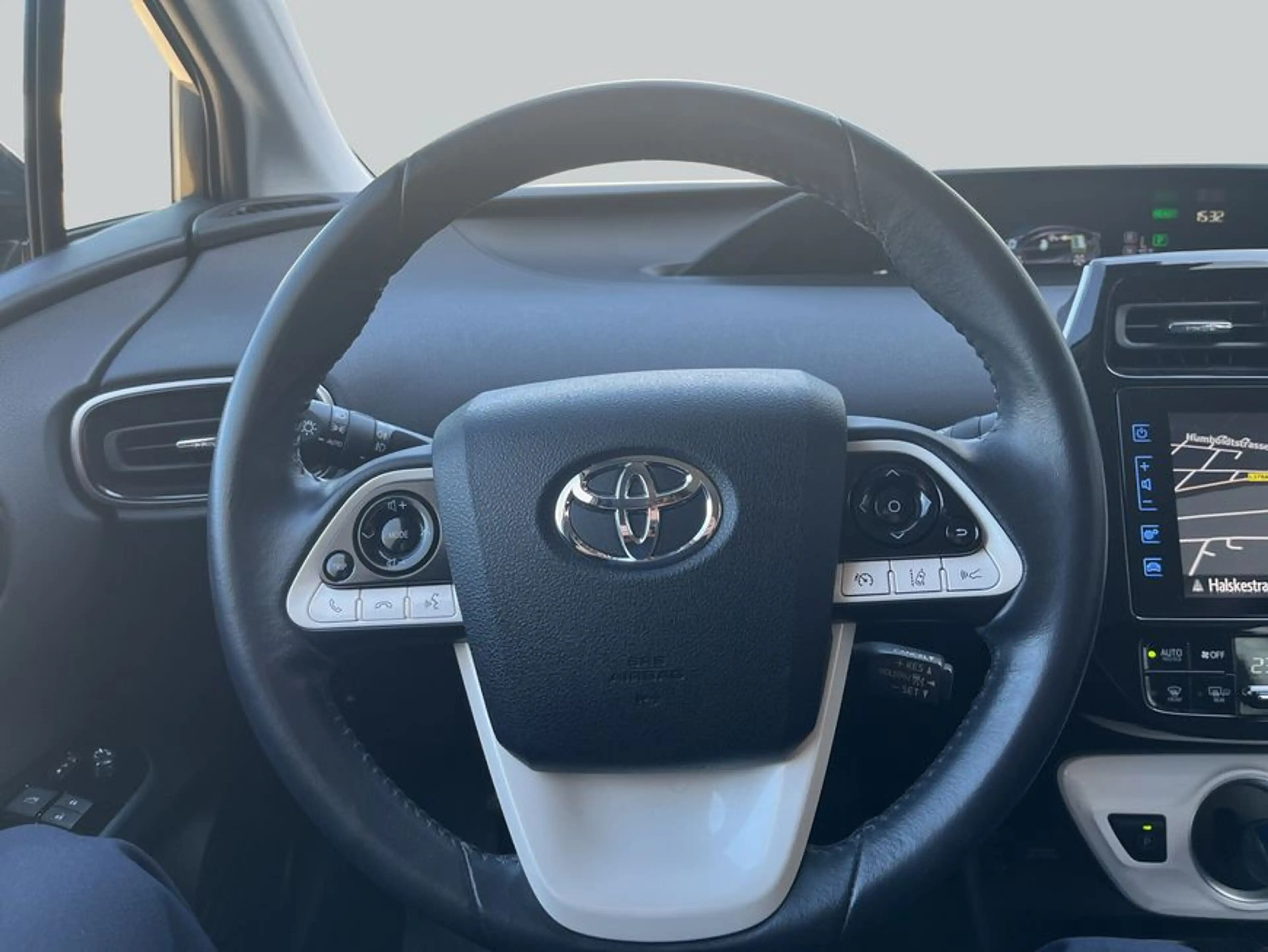 Toyota Prius Plug-in Hybrid Comfort — photo 18