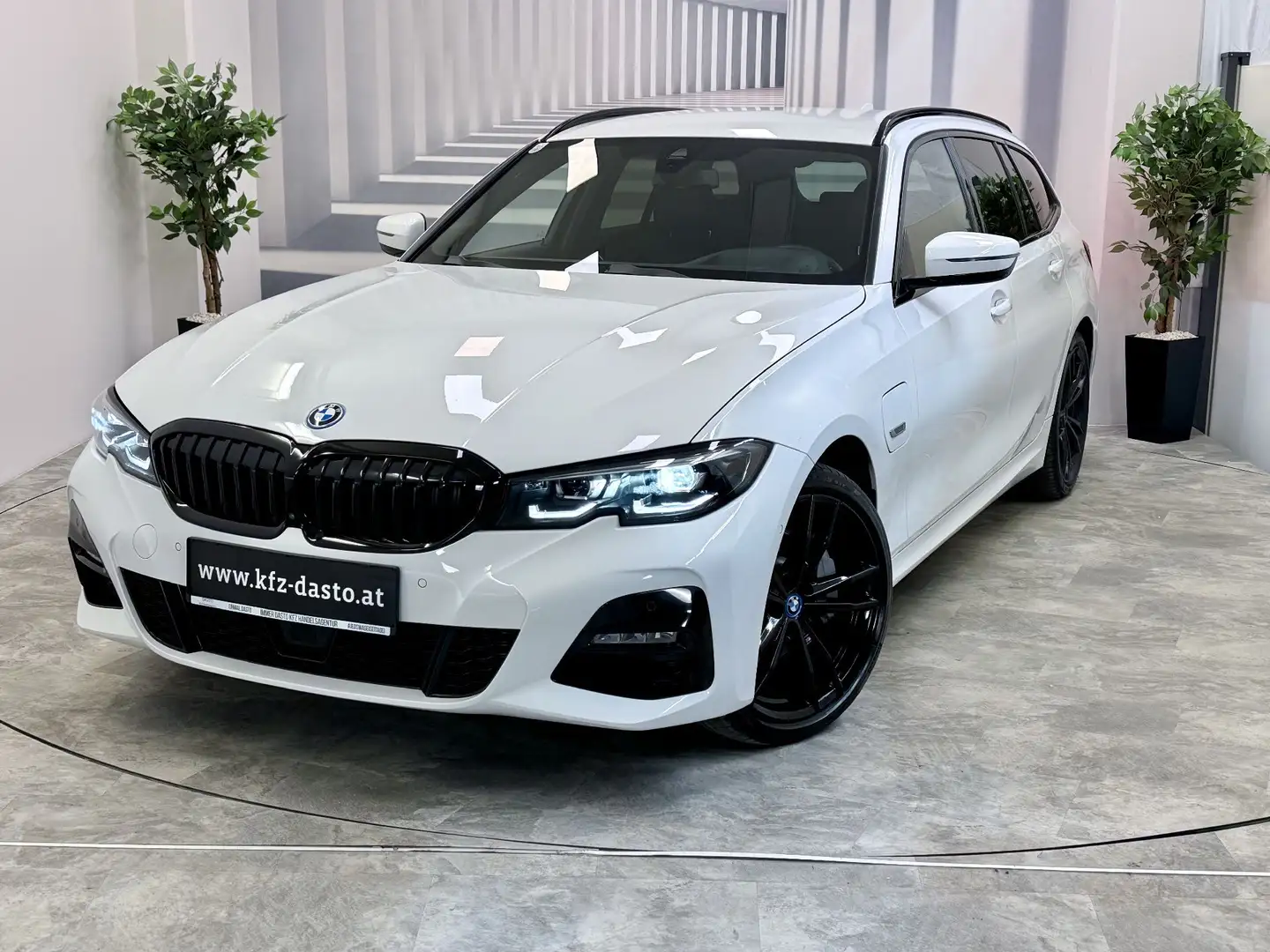 BMW 330 e xDRIVE__TOURING__G21__M PAKET Weiß - 1