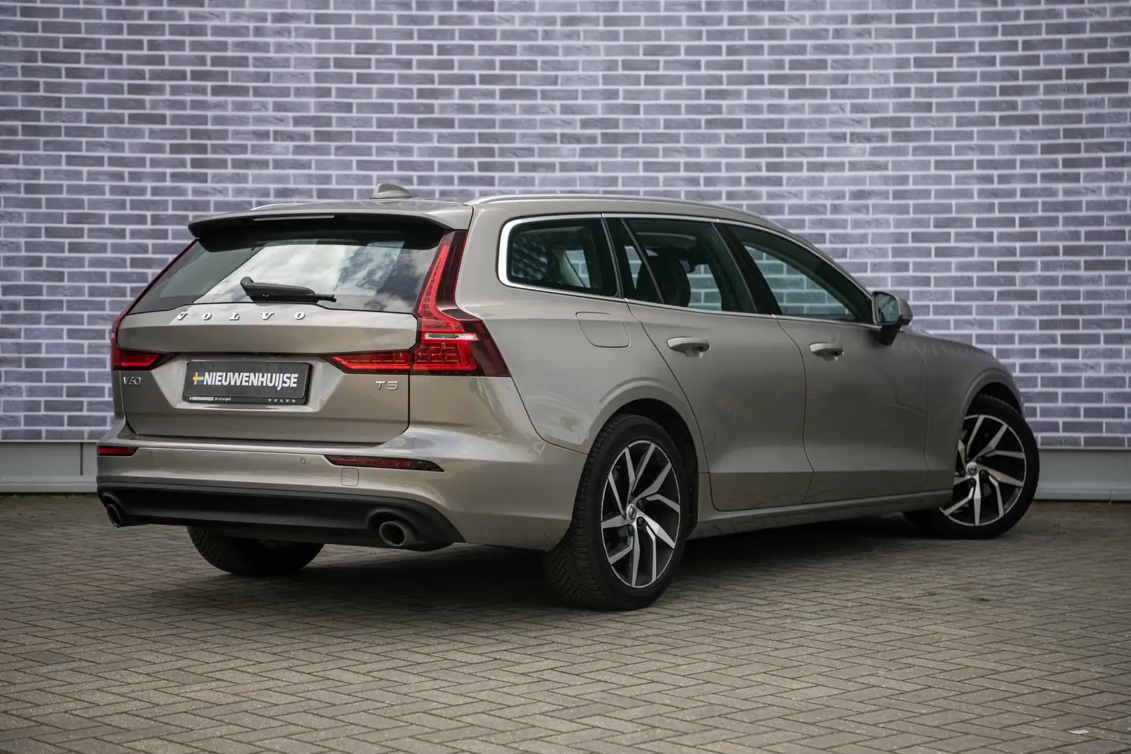 Volvo V60 2.0 T5 Momentum | Business Pack Connect Plus | Aud Gris - 2