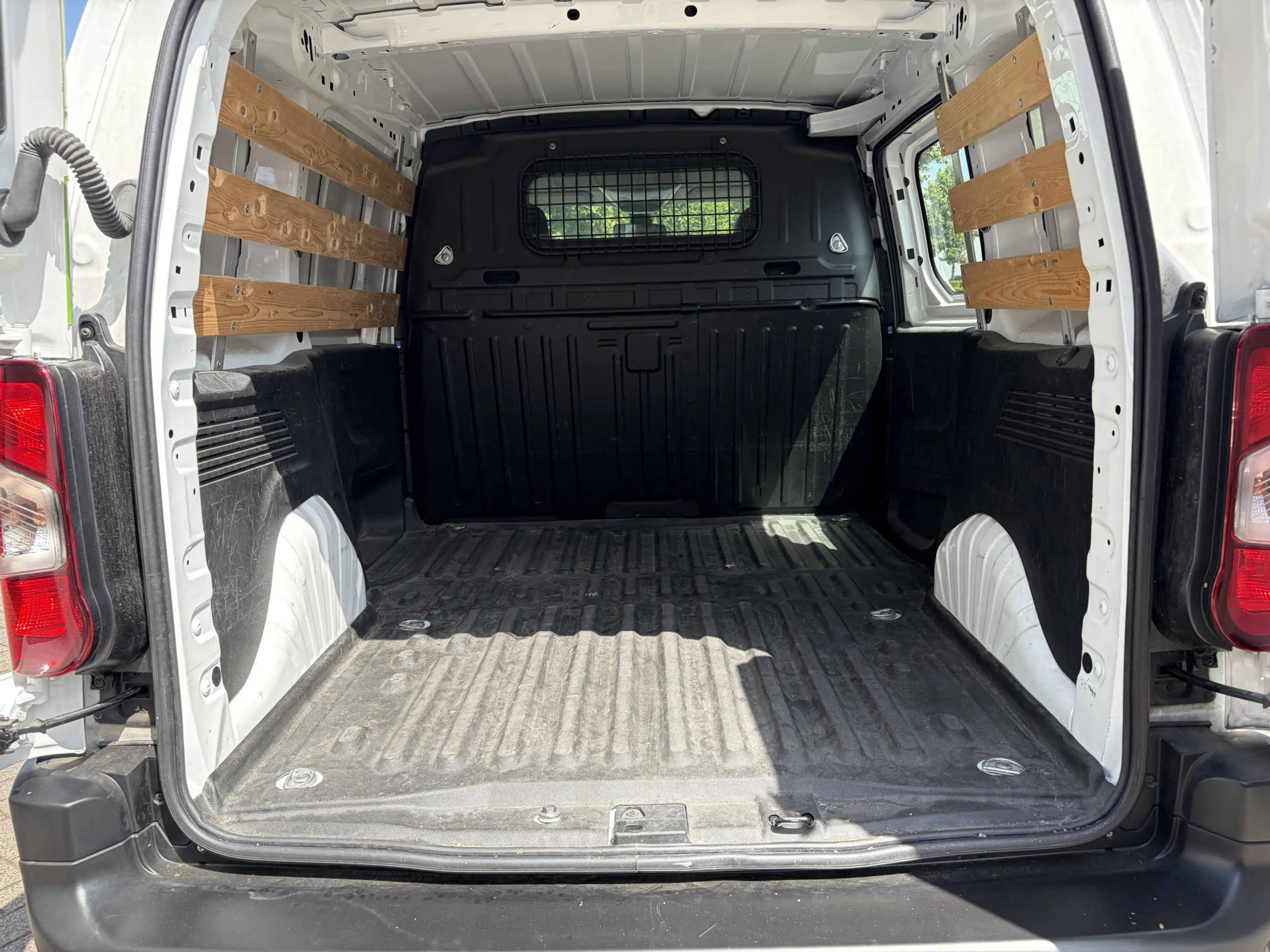 Peugeot Partner 1.2 Premium Benzine! * Apple\Android * Cruise * Ai — photo 12
