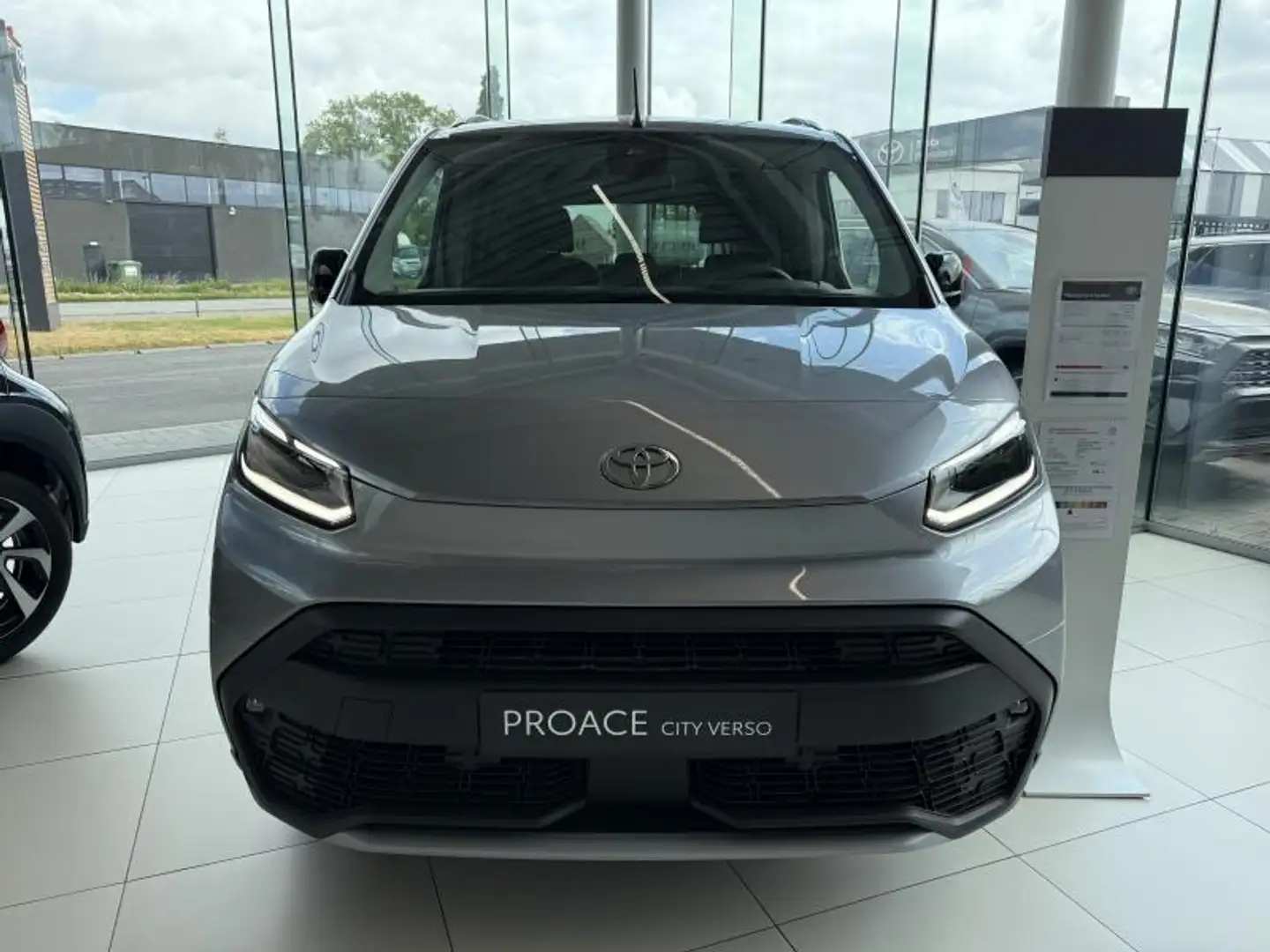 Toyota Verso 1.2 M/T Benzine Family 5pl Plateado - 2